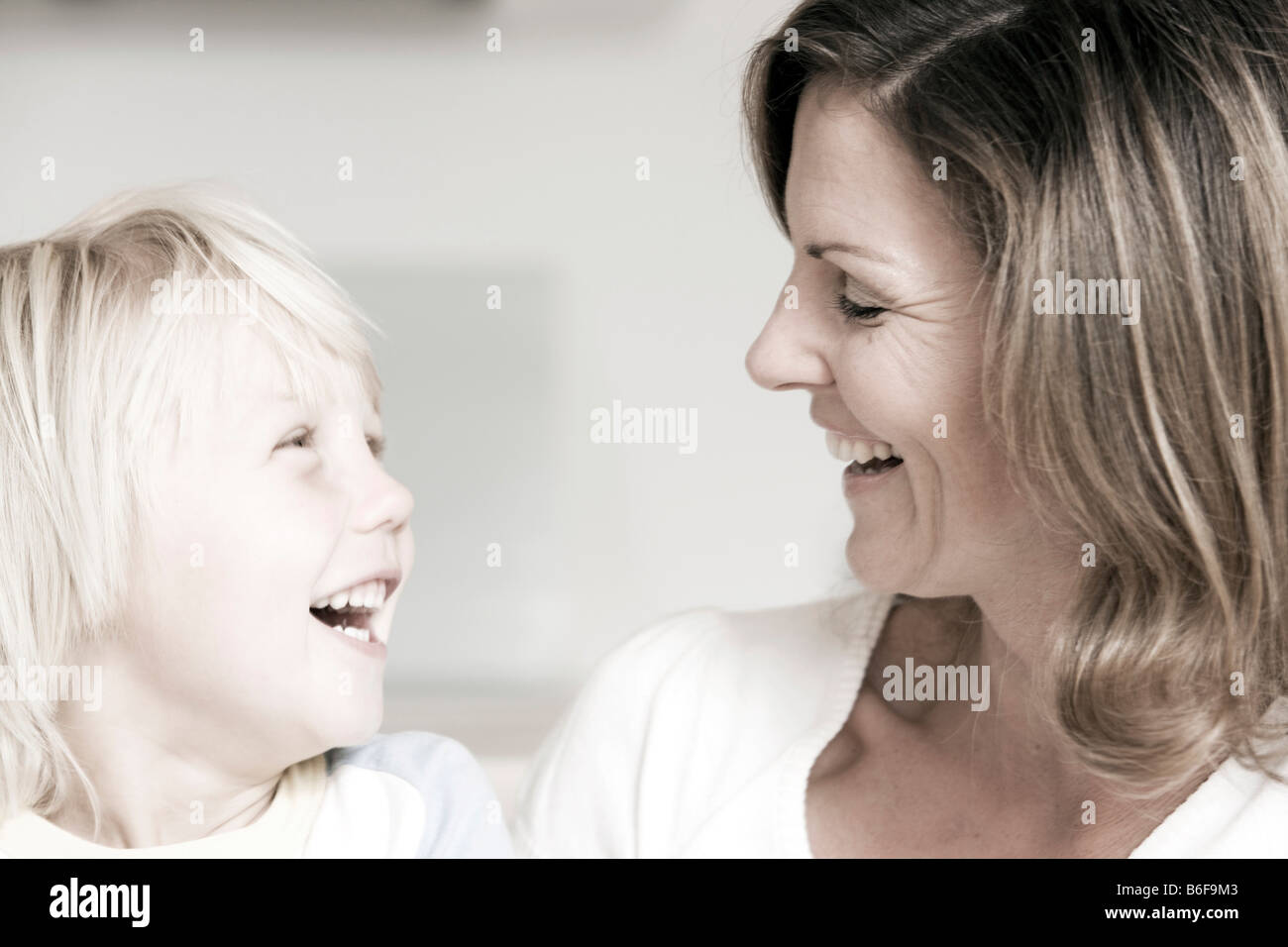 Mutter und Sohn lachen Stockfoto