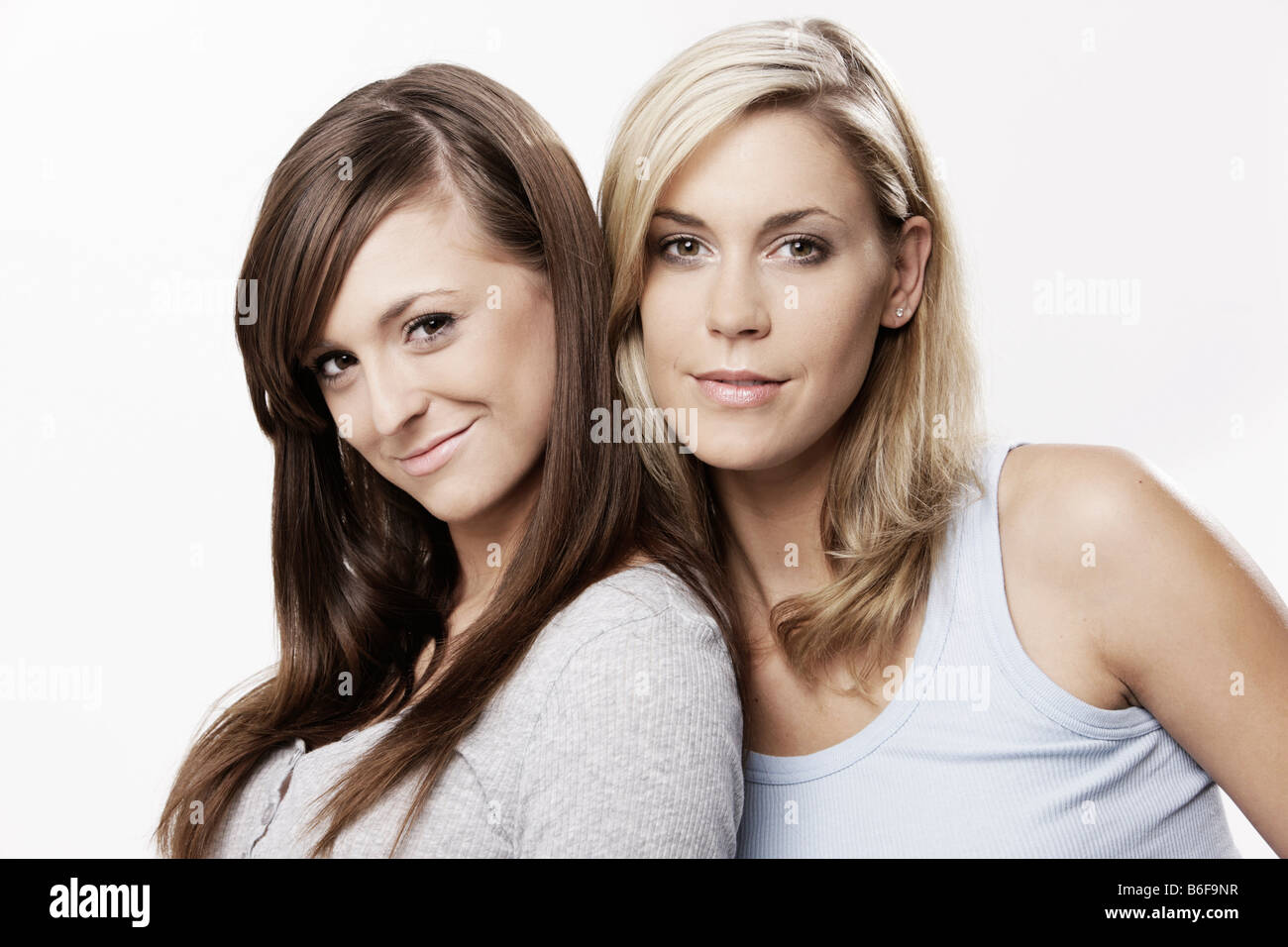 Zwei junge Frau, Blond und brünett, Licht tragen blaue Spitzen Stockfoto