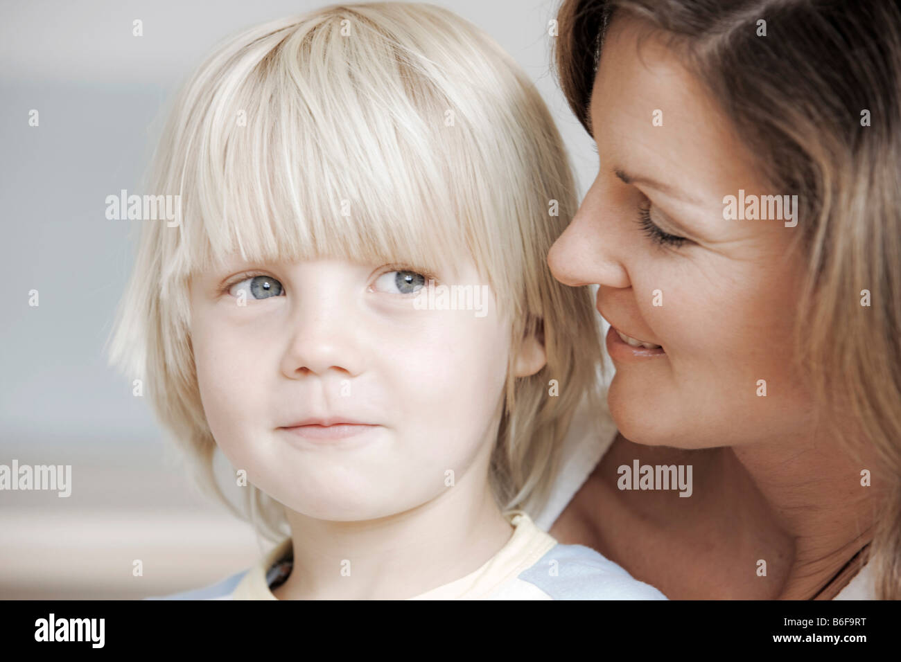 Im Gespräch mit ihrem blonden Sohn Mutter Stockfoto