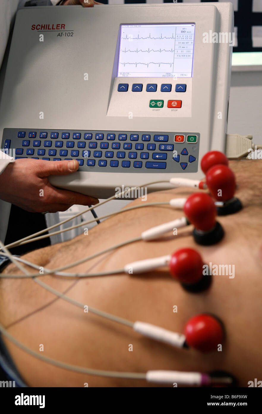 Einrichten des EKG bei den Grundkurs für Innere Medizin im Skills Lab der Zwang Fakultaet der Ebe Stockfoto