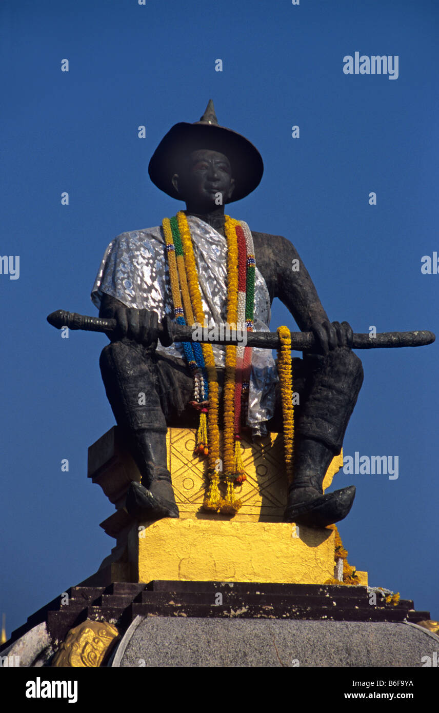 Statue von König Setthathirat (regierte 1548-1571), in der Nähe der große Stupa, Pha, die Luang, Vientiane, Laos Stockfoto