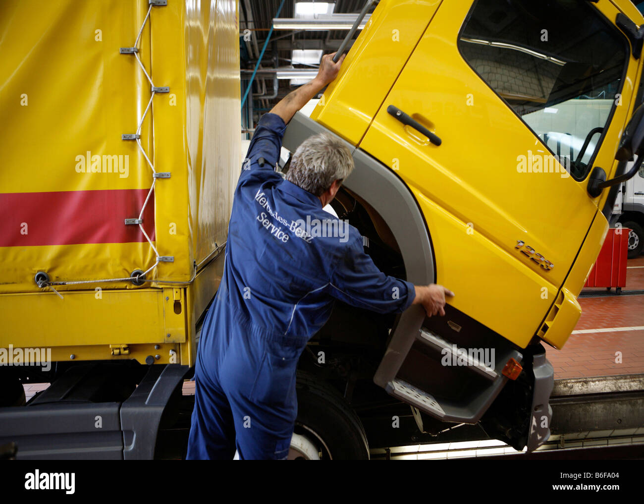 Mechaniker-Tipps die Kabine eines LKW nach vorn in der Nutzfahrzeug-Werkstatt von der Daimler AG, Mercedes-Benz-Werk in St. Stockfoto