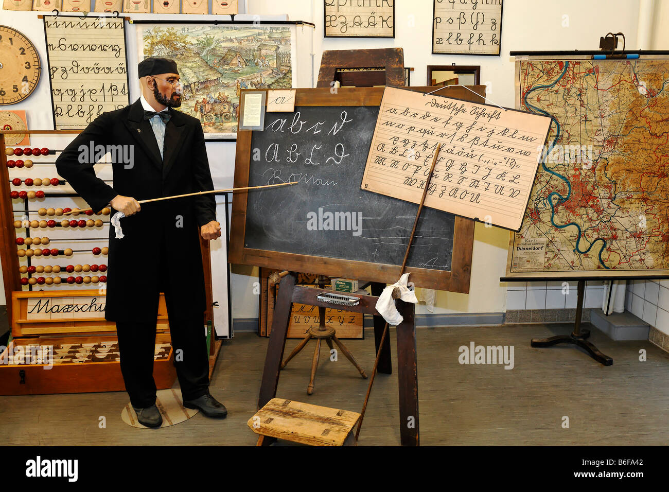 Lehrer Schaufensterpuppe stehend vor einer Tafel aus der Zeit um 1900, auf  Briefe mit einem Stock Lehre writi Stockfotografie - Alamy