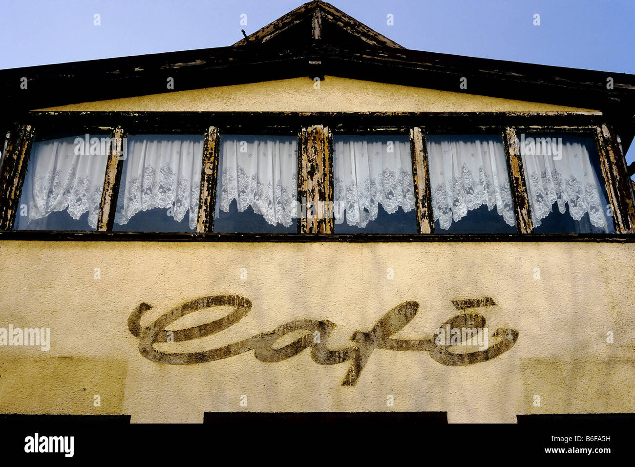 Café, Relikt der DDR, mit verhangenen Fenstern, unrenovierten Zustand, Quedlinburg, Harz, Sachsen-Anhalt, Deutschland, Europa Stockfoto