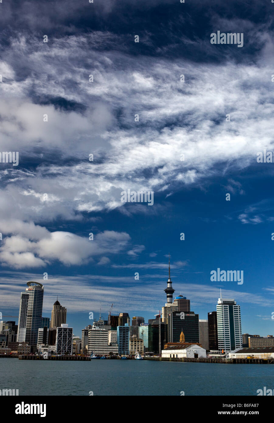 Aucklands zentraler Geschäft Bezirk Sky-Line sitzt entlang Waitemata Harbour, Auckland, Neuseeland Stockfoto