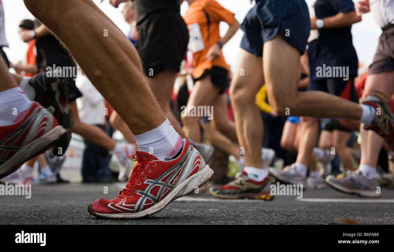 Detailansicht der Beine und Füße der Läufer von Marathon 2008, Berlin, Deutschland, Europa Stockfoto
