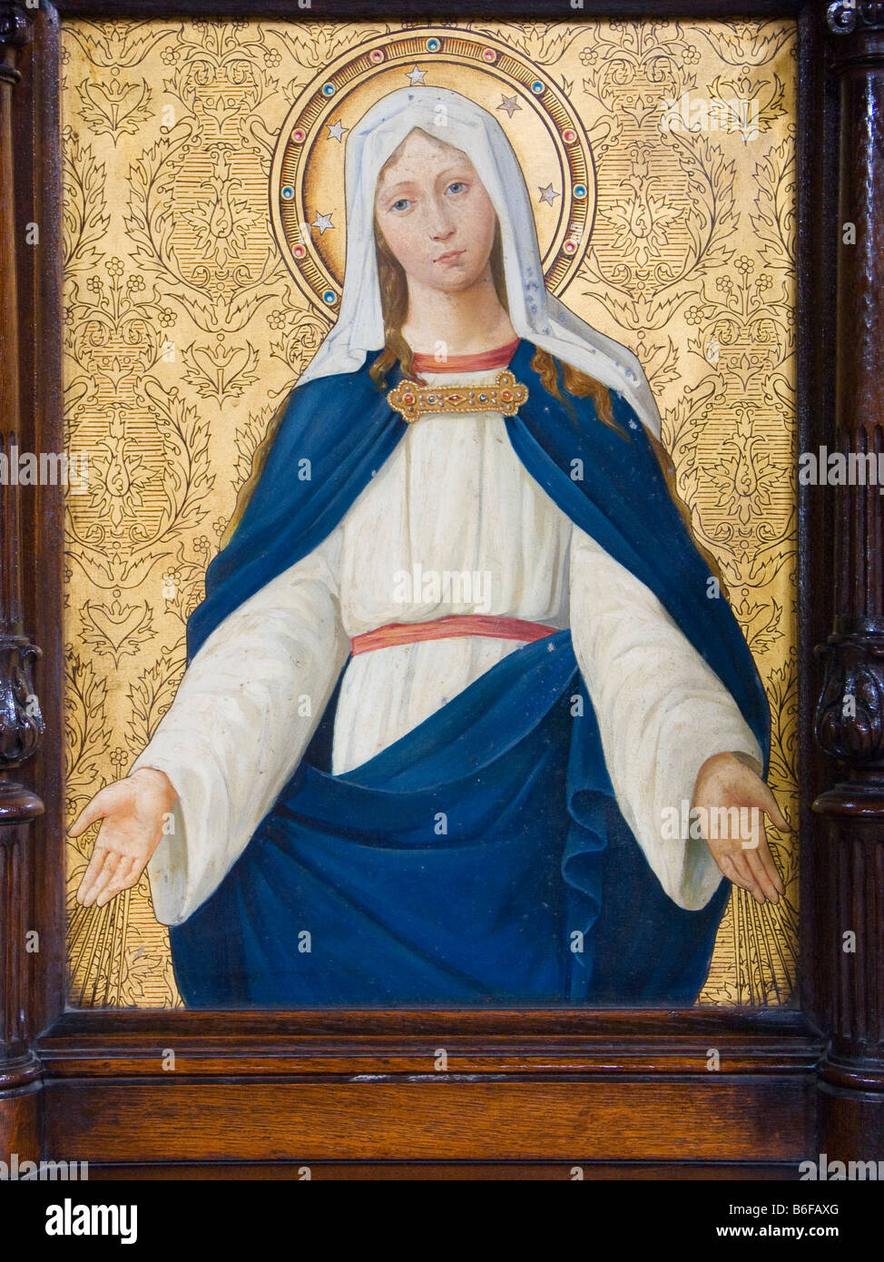 Ein Gemälde der Jungfrau Maria, das die Kanzel in der Kirche St. Charles Borromeo, Kingston upon Hull, UK schmückt Stockfoto