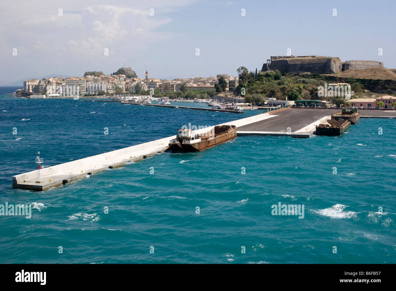 Der alte Hafen und dahinter die neue Neo Froúrio Festung von Kerkyra, Stadt von Korfu, Griechenland, Europa Stockfoto