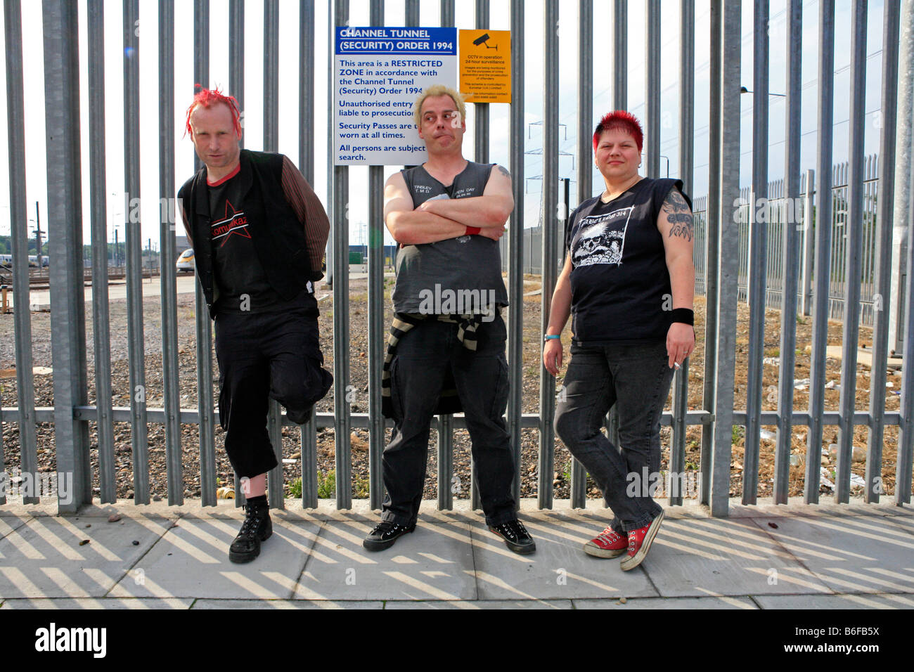 Die Punk-Band, die auch Eisenbahn Enthusiasten in Stratford Mai 2009 vor der Eurostar-Depot Eastfield Stockfoto