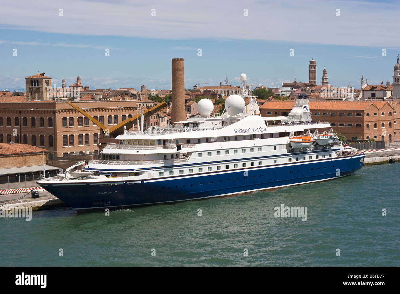 Kreuzfahrtschiff im Canal Grande, Venedig, Italien, Europa Stockfoto