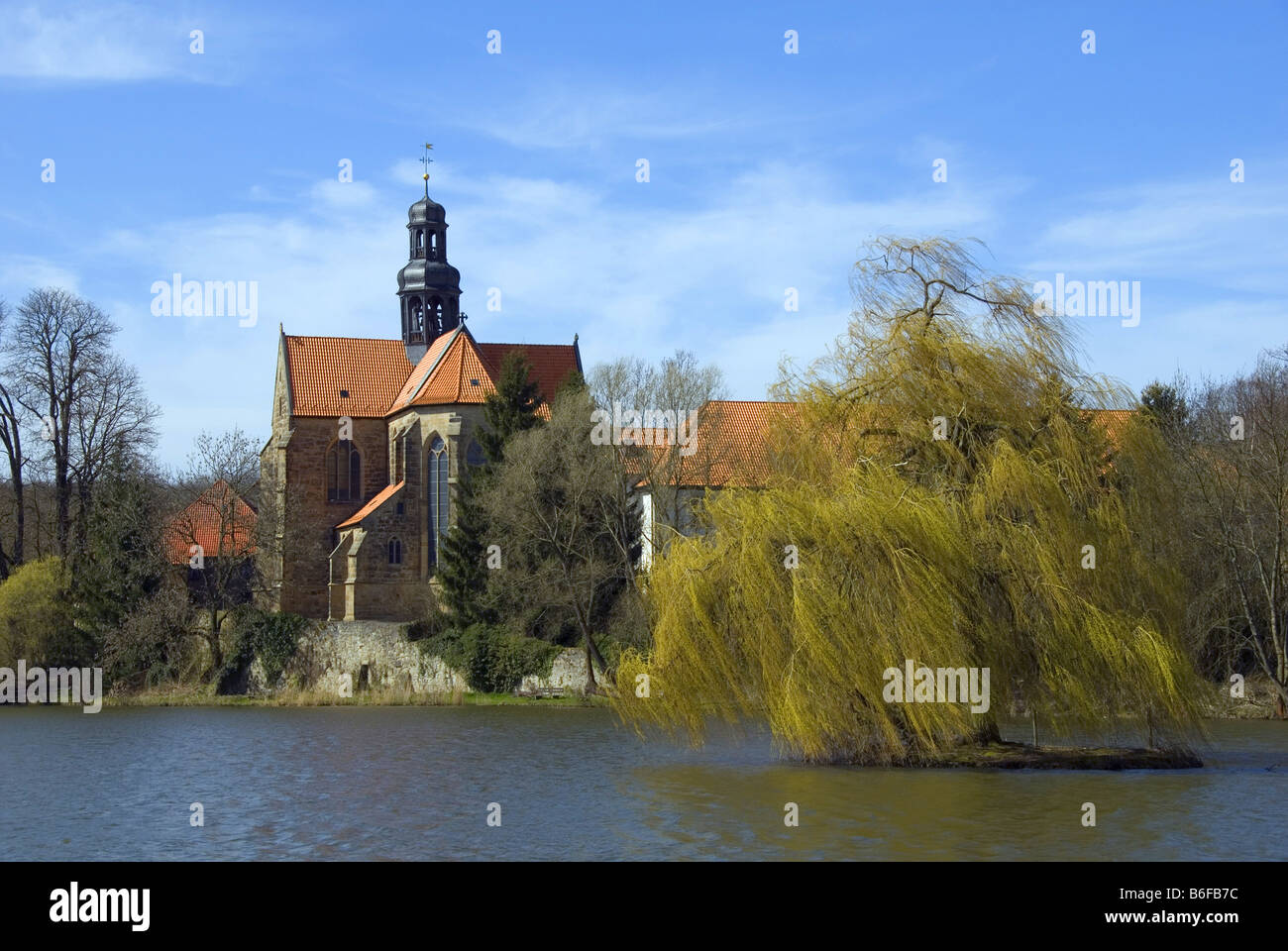 katholische Kirche und Kreuzgang See Marienrode, Deutschland, Niedersachsen, Hildesheim Stockfoto