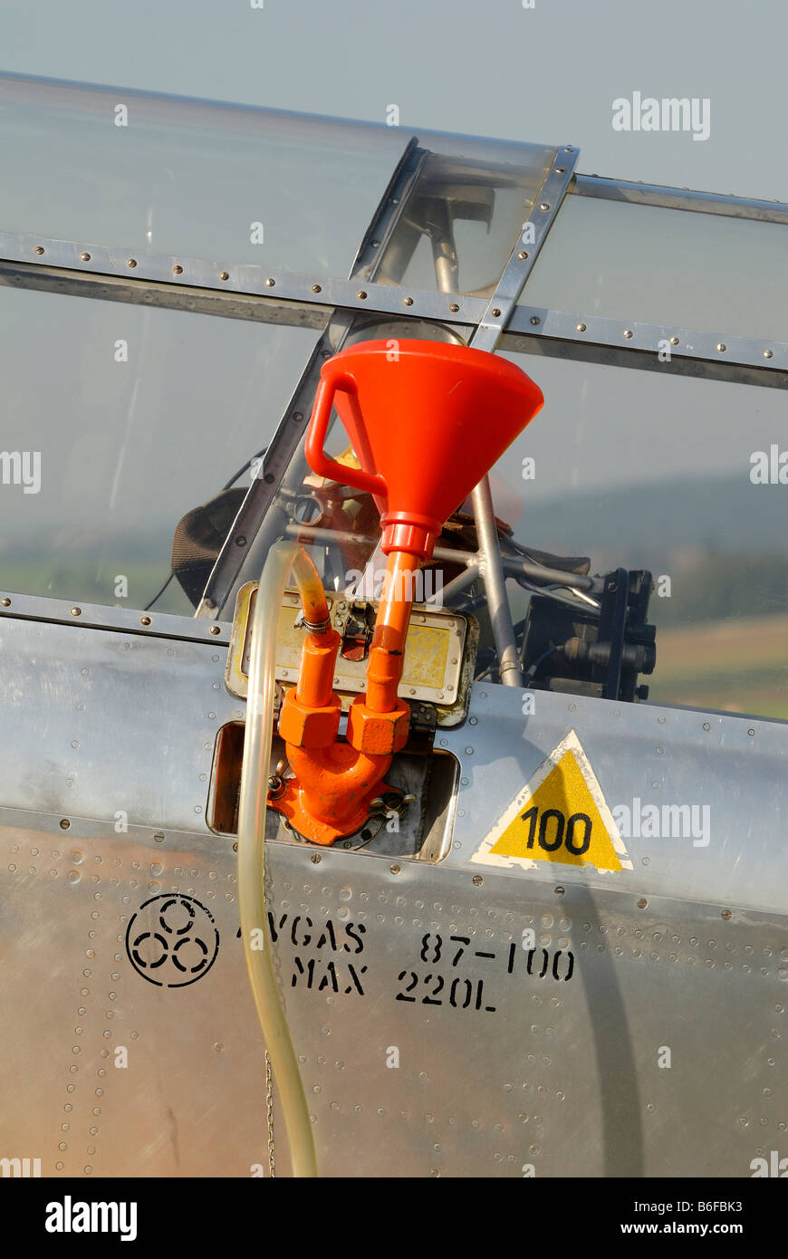 Gerät ein propellergetriebene Flugzeuge betanken Stockfoto