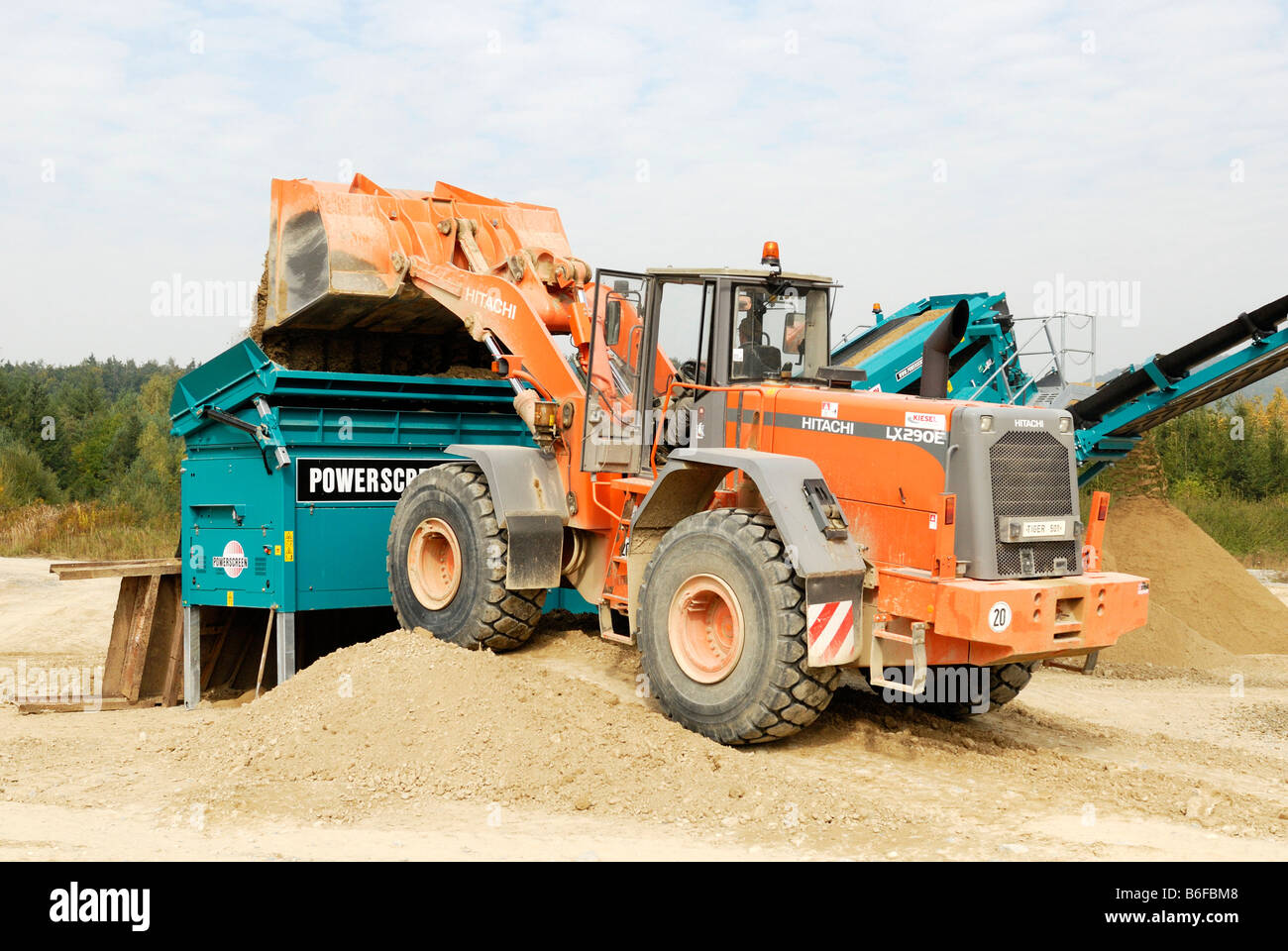 Wheeled Loader, Kies in eine mobile siebenden Anlage Stockfoto