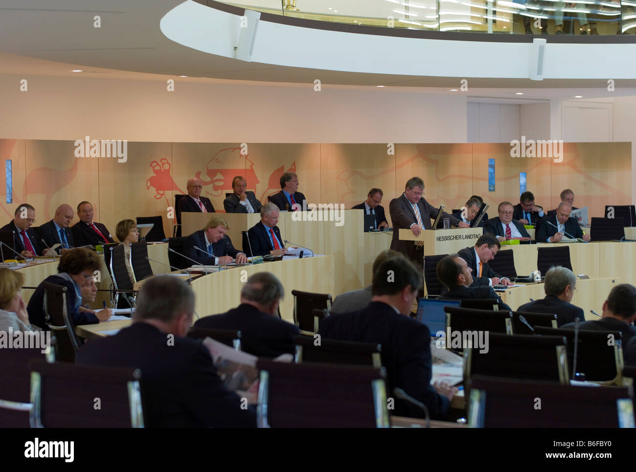 Delegierte in der Raumatmosphäre oder im Plenarsaal des Hessischen Landtags, Parlament, Wiesbaden, Hessen, Deutschland, Europa Stockfoto