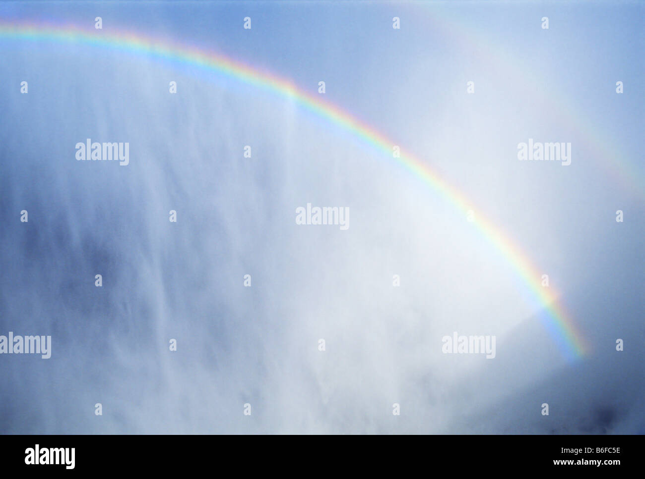 Regenbogen in einem großen Wasserfall Stockfoto