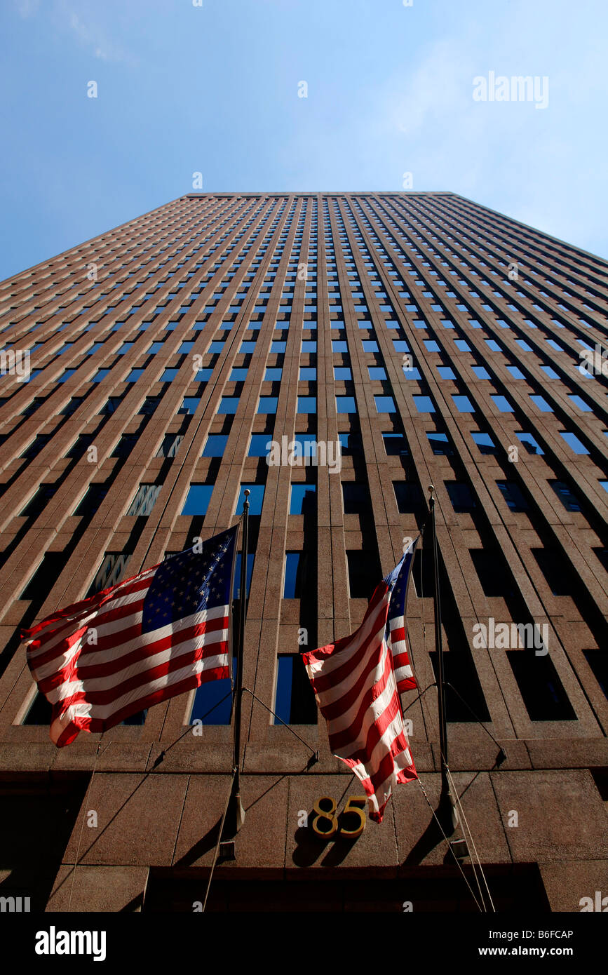 Fassade eines Hochhauses mit US-Fahnen über dem Eingang, New York City, USA Stockfoto