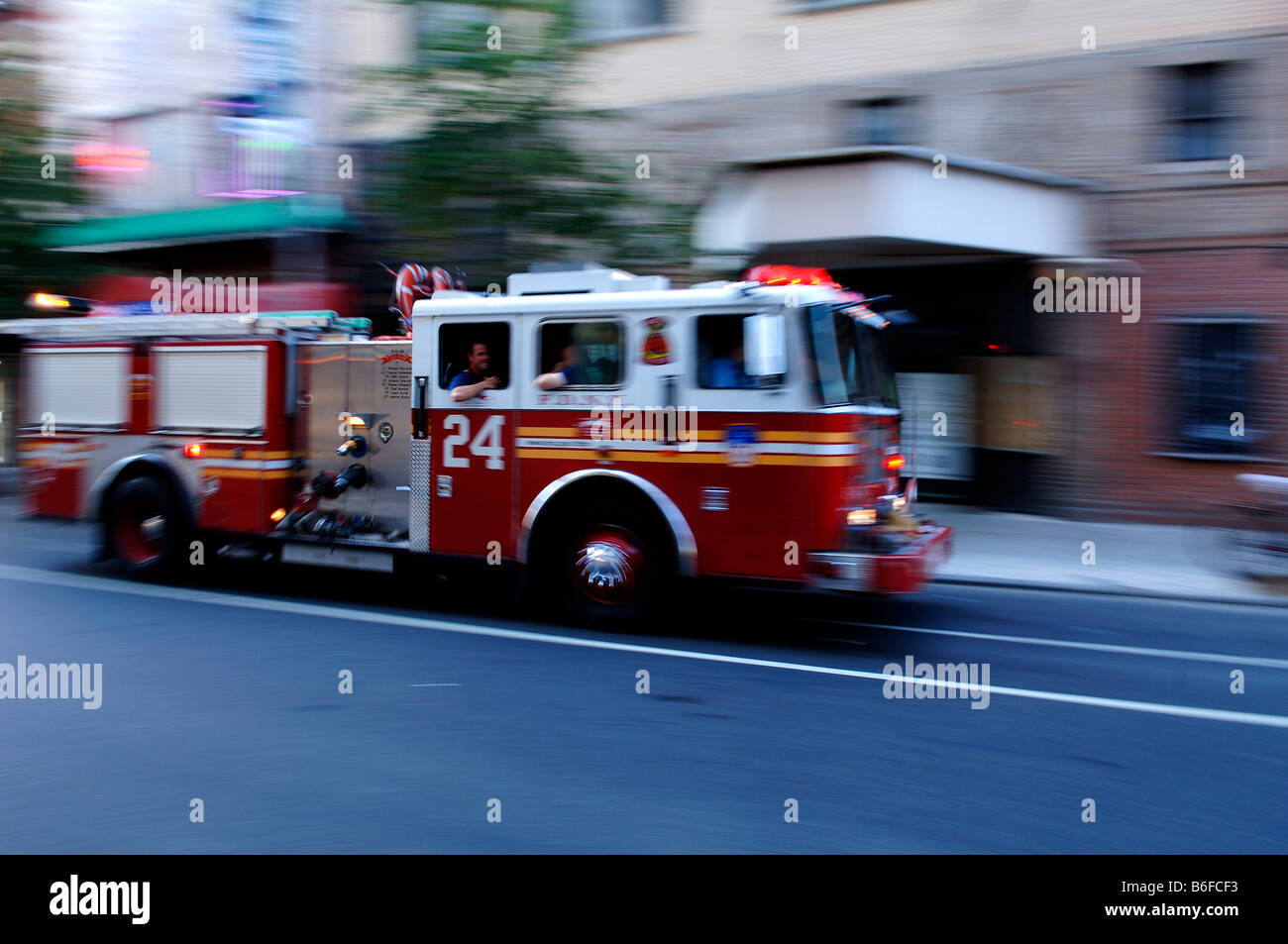 Wischte Wirkung ein Feuerwehrauto im Einsatz, New York City, USA Stockfoto
