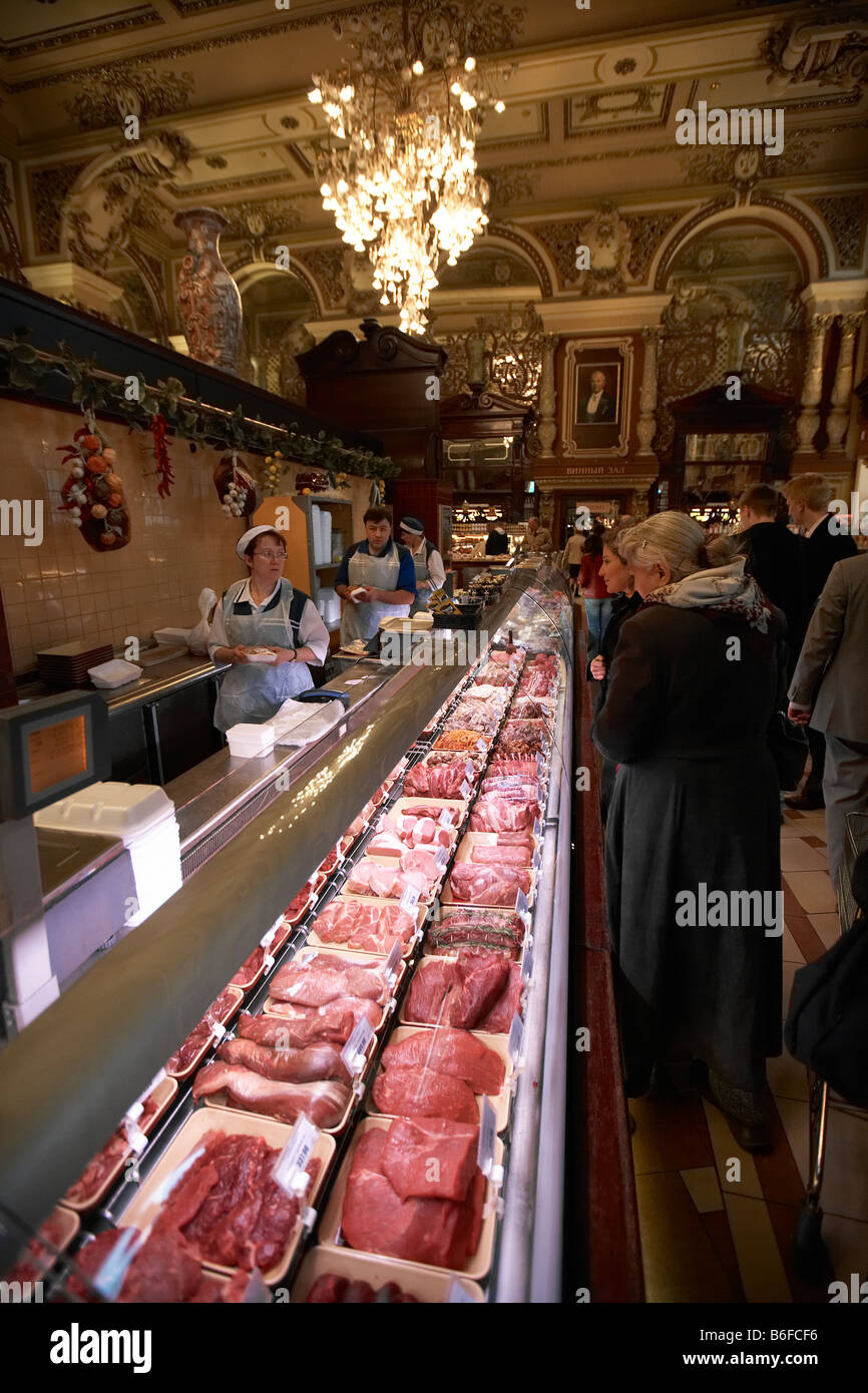 Menschen, die Einkaufen bei Jelissejew-Feinkostgeschäft in Moskau, Russland Stockfoto