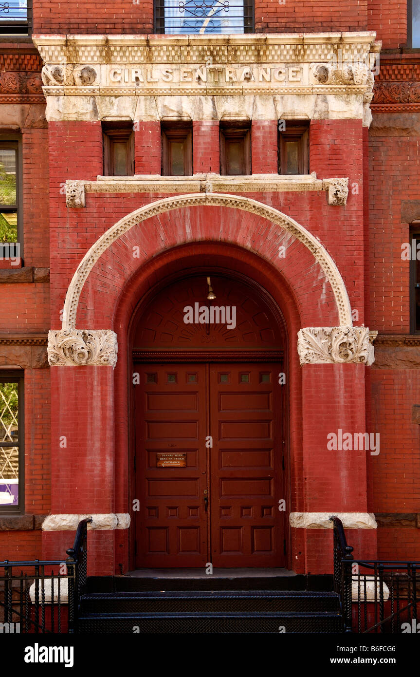 Primäre Mädchen Schule Eingang, New York City, USA Stockfoto
