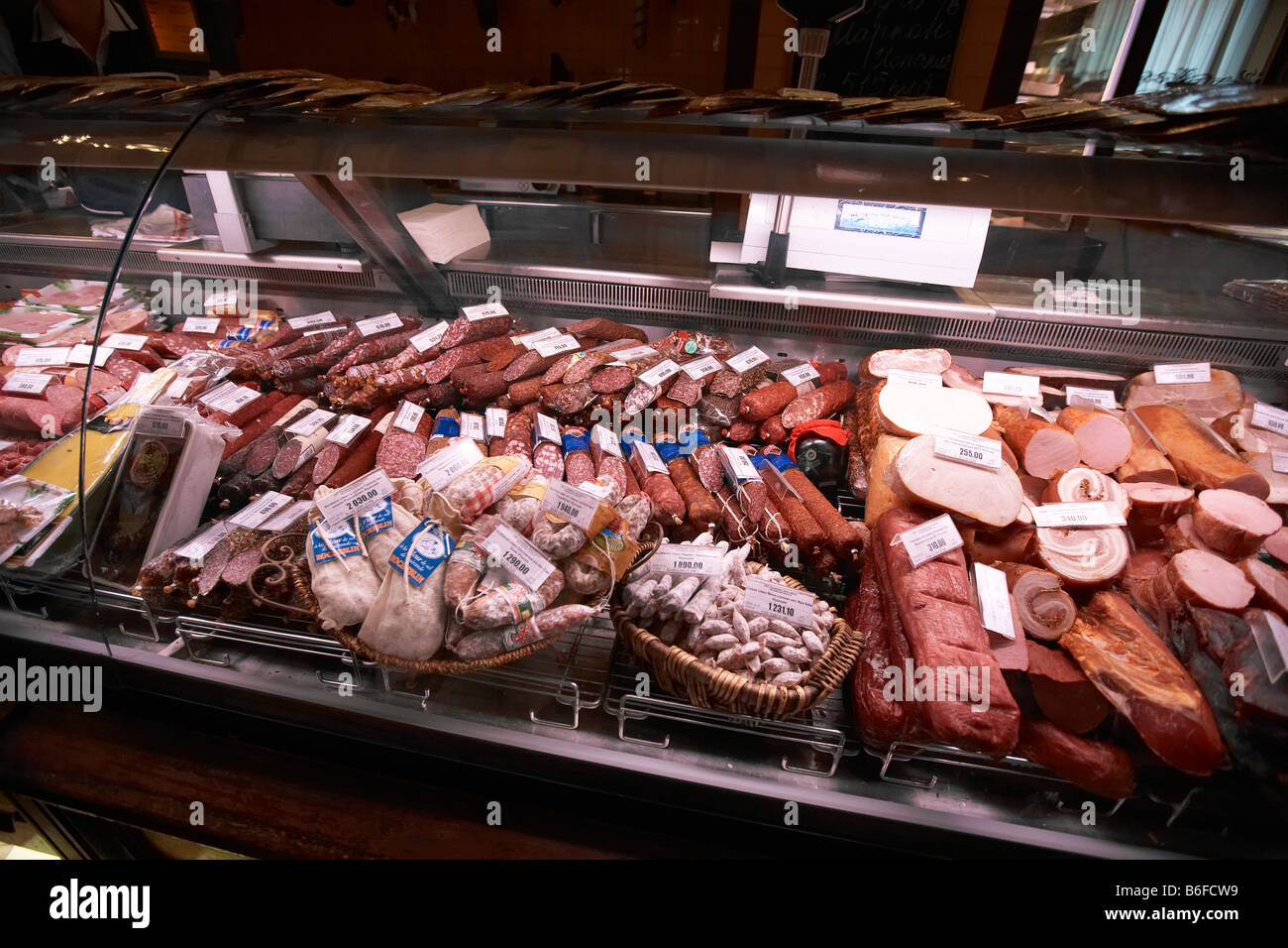 Vielzahl von Fleisch im Feinkostladen Jelissejew in Moskau, Russland Stockfoto