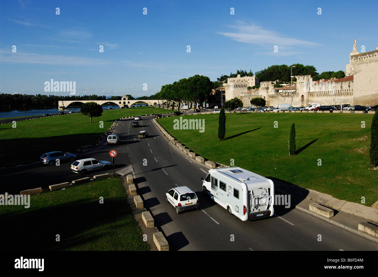 Wohnmobil vor dem Papstpalast in Avignon, Provence, Frankreich, Europa Stockfoto