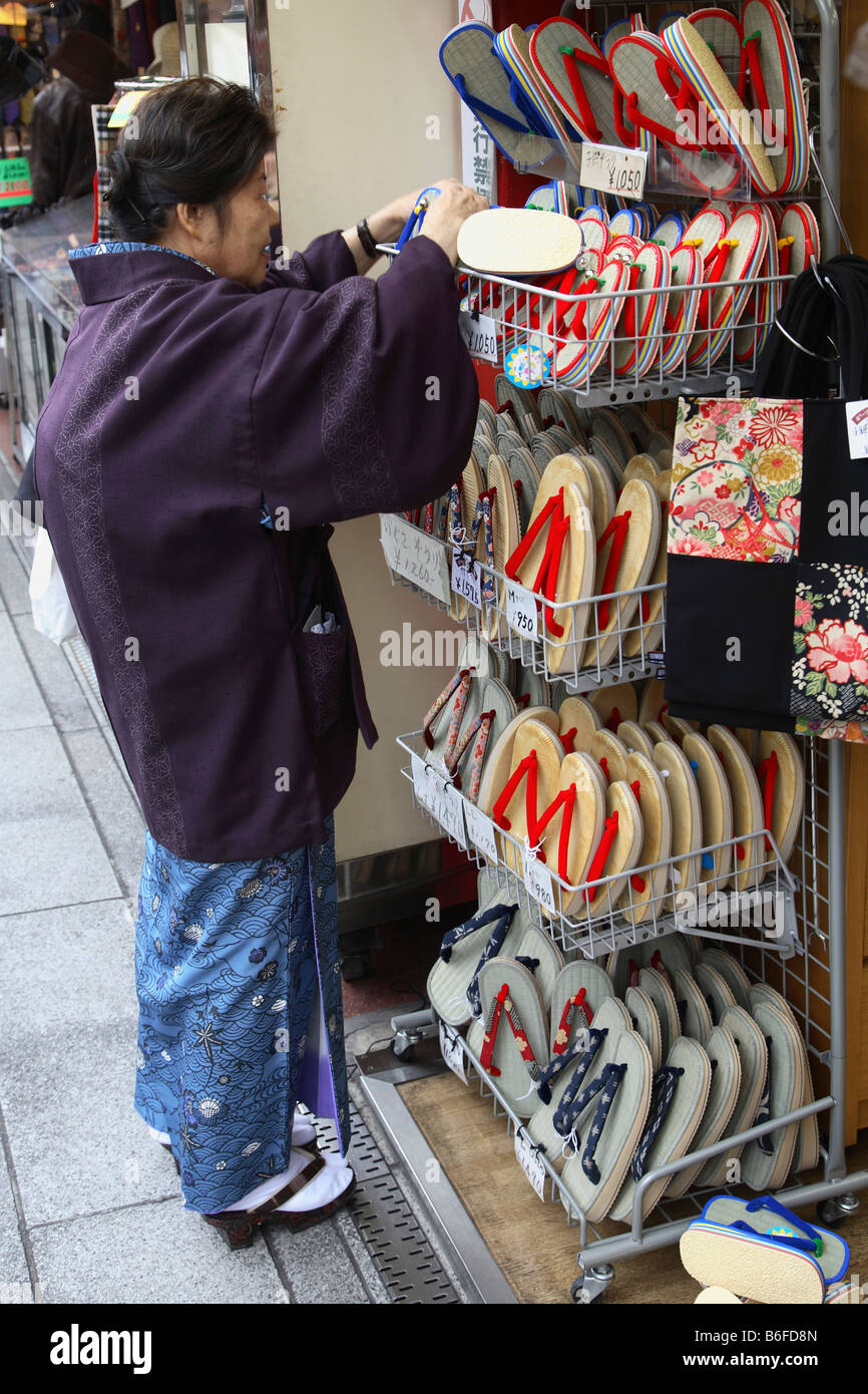 Japan Tokyo Asakusa Nakamise Dori Straße japanische Sandalen Shop einkaufen Stockfoto