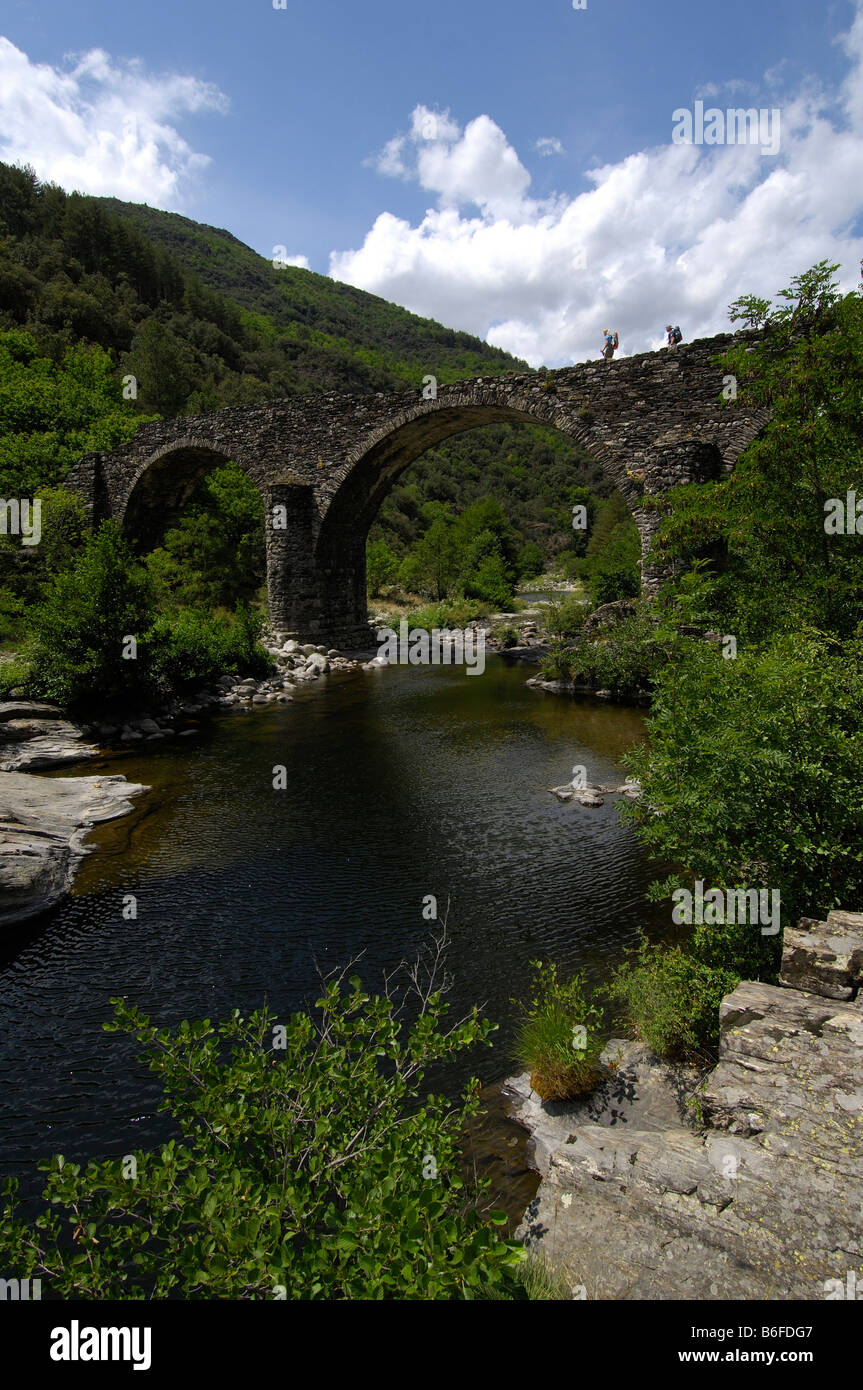 Stein gewölbten Brücke in der Nähe von Thines, Ardeche, Rhone Alpes, Frankreich Stockfoto