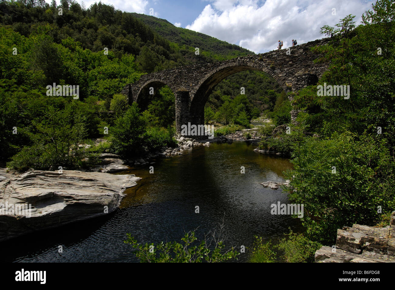 Stein gewölbten Brücke in der Nähe von Thines, Ardeche, Rhone Alpes, Frankreich Stockfoto