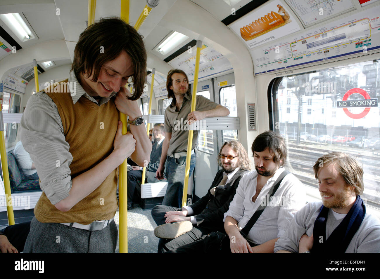 Die Indie-Band iLiKETRAiNS fotografiert in West-London mit der u-Bahn im April 2008 vor einem Konzert in der Bush Hall in Shepperd Bus Stockfoto