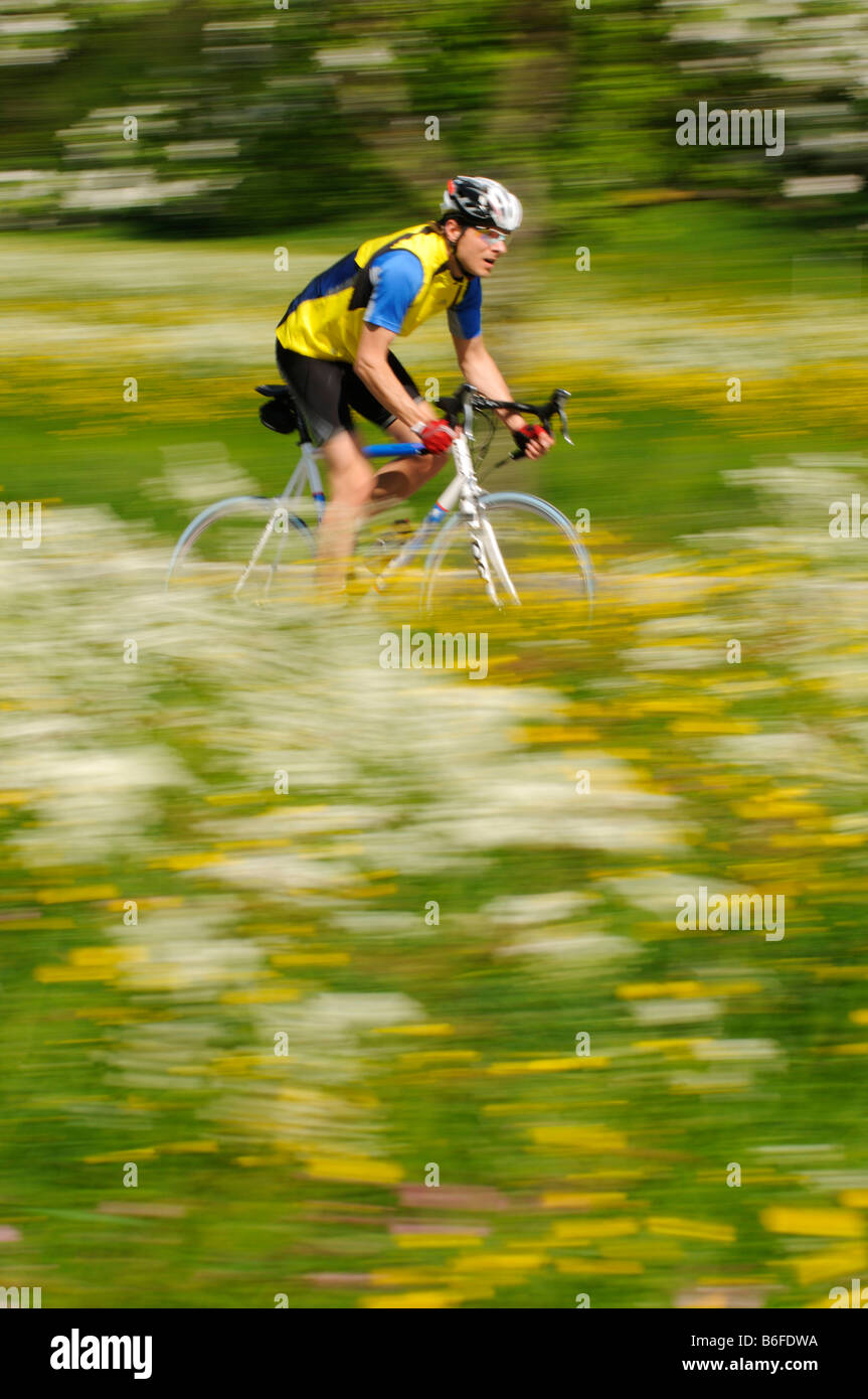 Radfahrer in der Nähe von Schleching, Chiemgau, Bayern, Deutschland, Europa Stockfoto