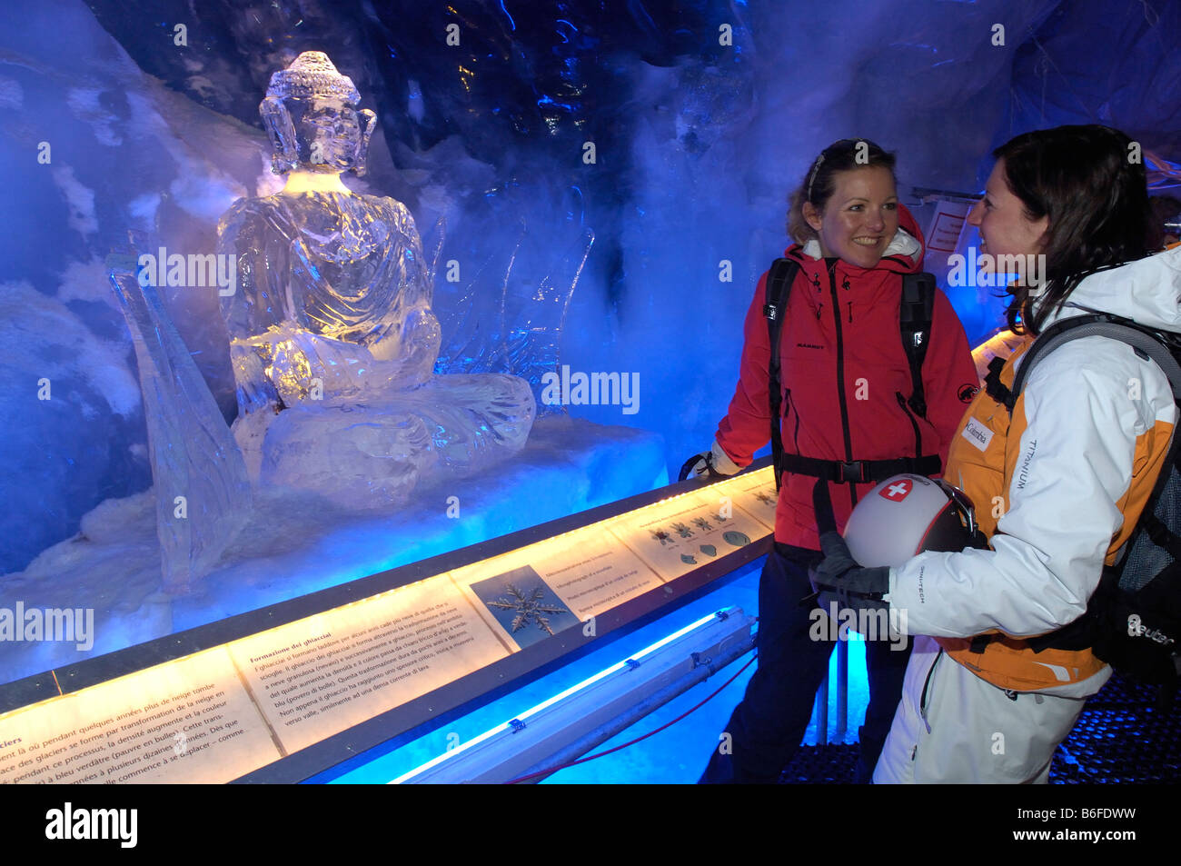 Eis-Buddha-Statue von Touristen in der Eishöhle im Gletscherpalast oder Gletscher-Palast, Klein Matterhorn Berg, Zerm bewundert Stockfoto