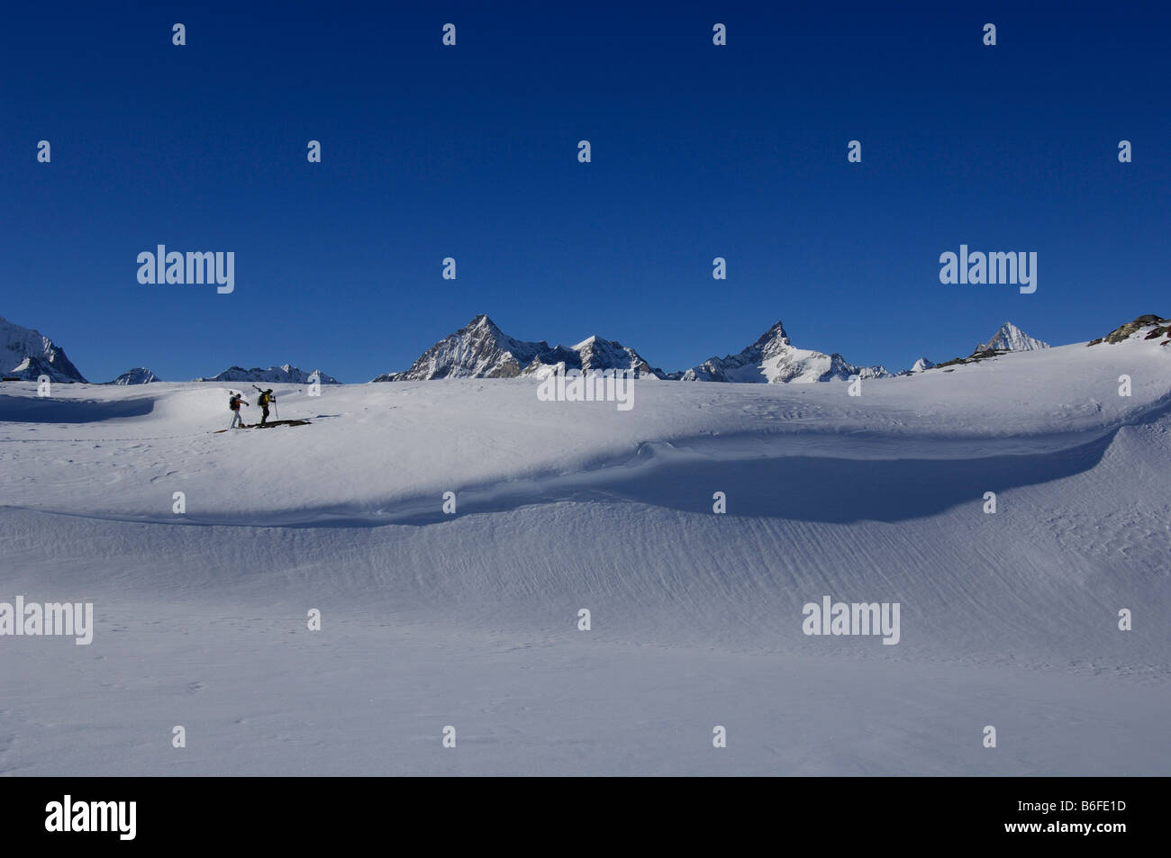 Backcountry Skifahrer, Freerider, Wandern über das Skigebiet Sandiger Boden vor dem Zinalrothorn und Obergabelhorn mountai Stockfoto