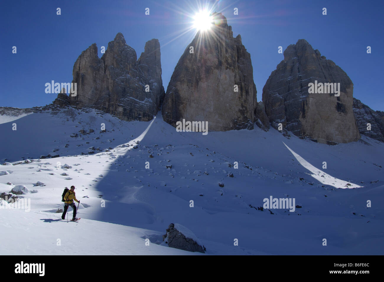 Schneeschuh-Wanderer vorbei an den Drei Zinnen Berge oder Tre Cime di Lavaredo, hoch Pustertal oder Alto Pustertal, Bozen-Bozen, tun Stockfoto