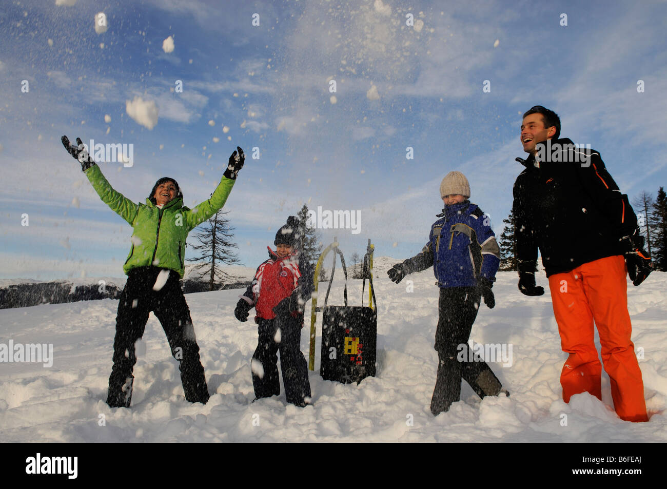 Schneeballschlacht zwischen Eltern und Kindern auf dem Pietrarossa Berg, hoch Pustertal oder hoch Pustertal oder Alto Pusté Stockfoto