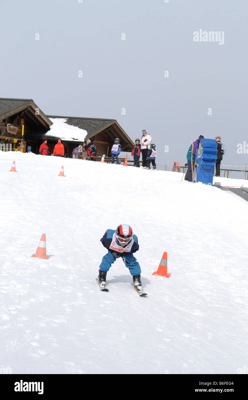 Kind Skifahren auf der Kinder-Ski-Zirkus auf Mt Maennlichen, Grindelwald, Berner Alpen, Schweiz, Europa Stockfoto