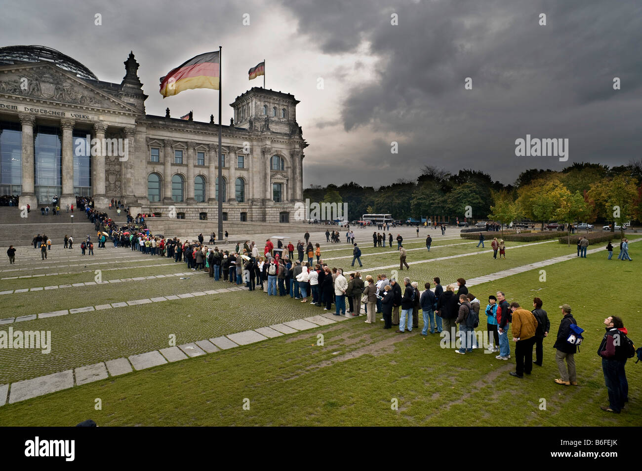 Reichstagsgebäude, Menschen warten in Linie, Berlin, Deutschland, Europa Stockfoto