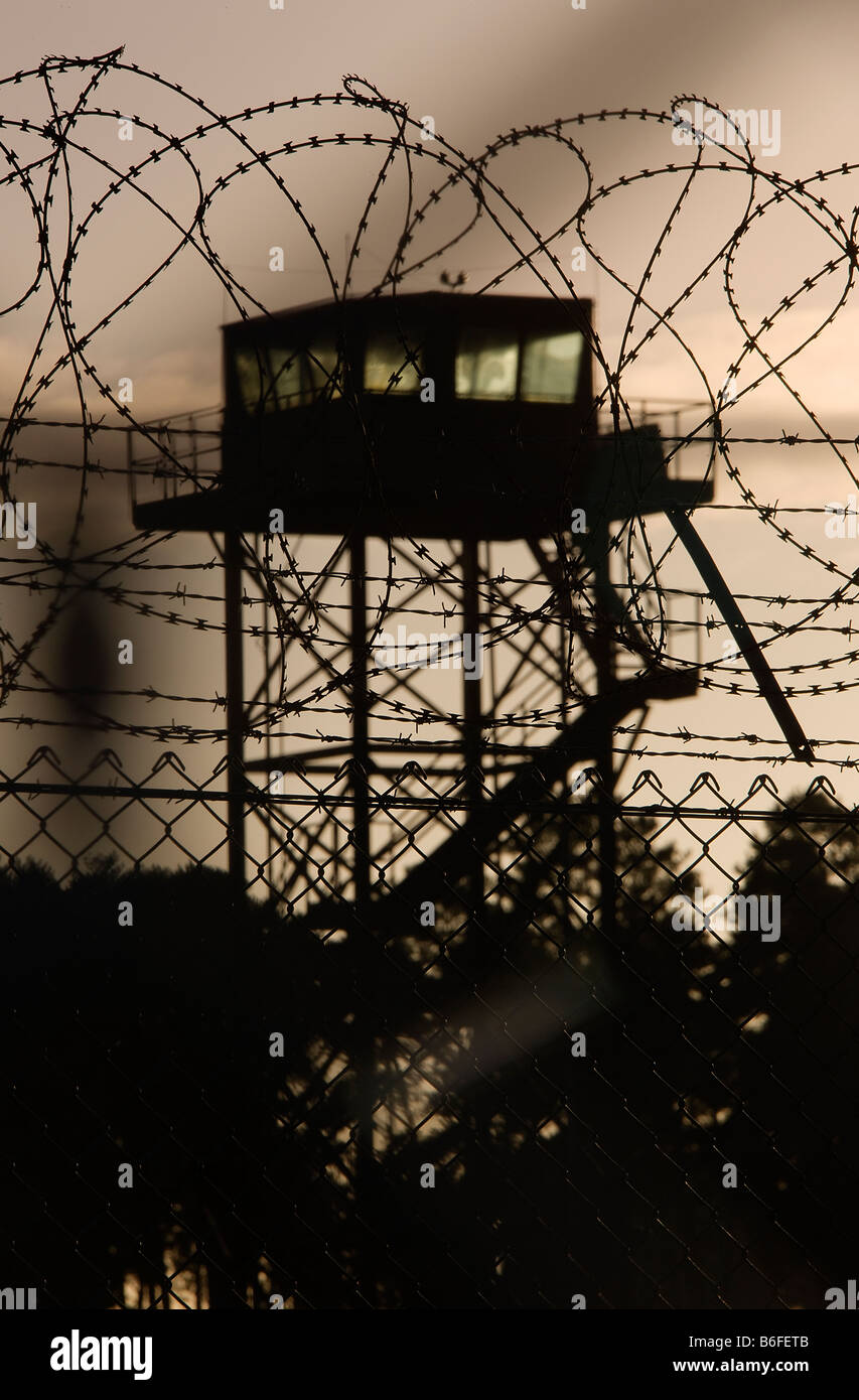 Ein Wachturm und Stacheldraht Stacheldraht schützen eine stillgelegte kalten Krieges USAF Kernwaffen Lagermöglichkeit in einer ehemaligen RAF-Basis Stockfoto