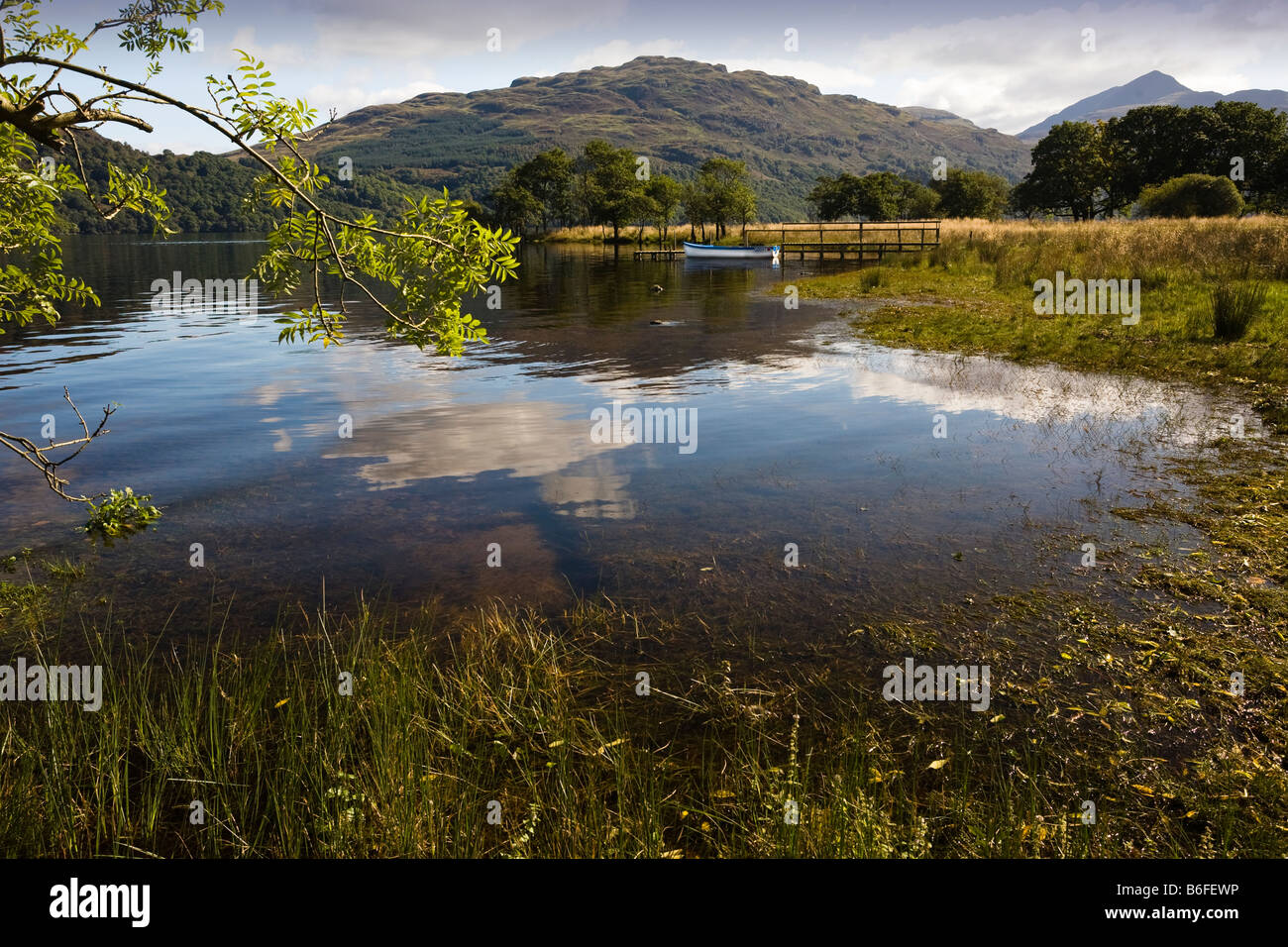 Boot am Loch Lomond Schottland mit Ben Lomond im Hintergrund oben rechts Stockfoto