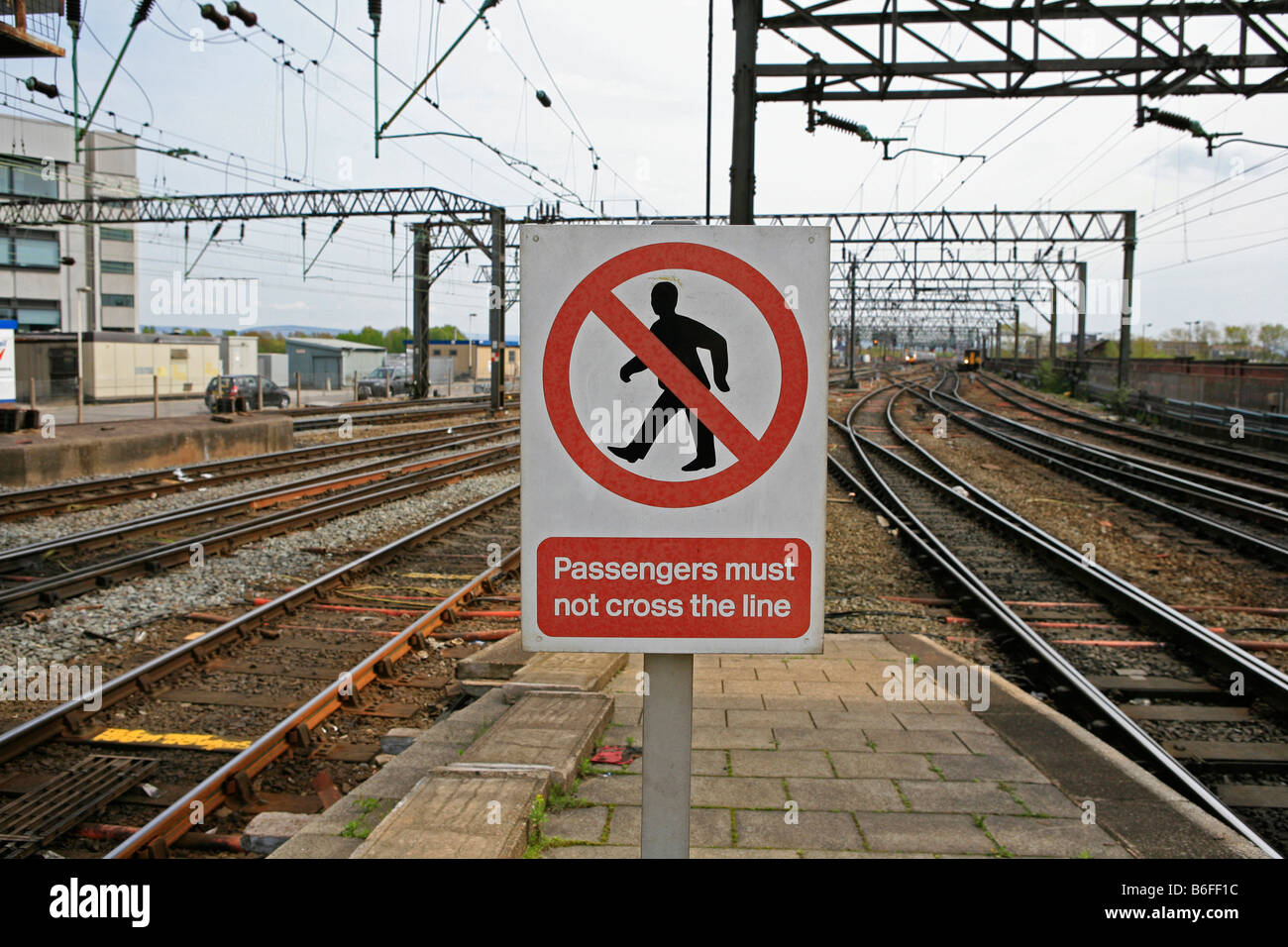 Ende einer Plattform in Manchester Piccadilly Bahnhof Stockfoto