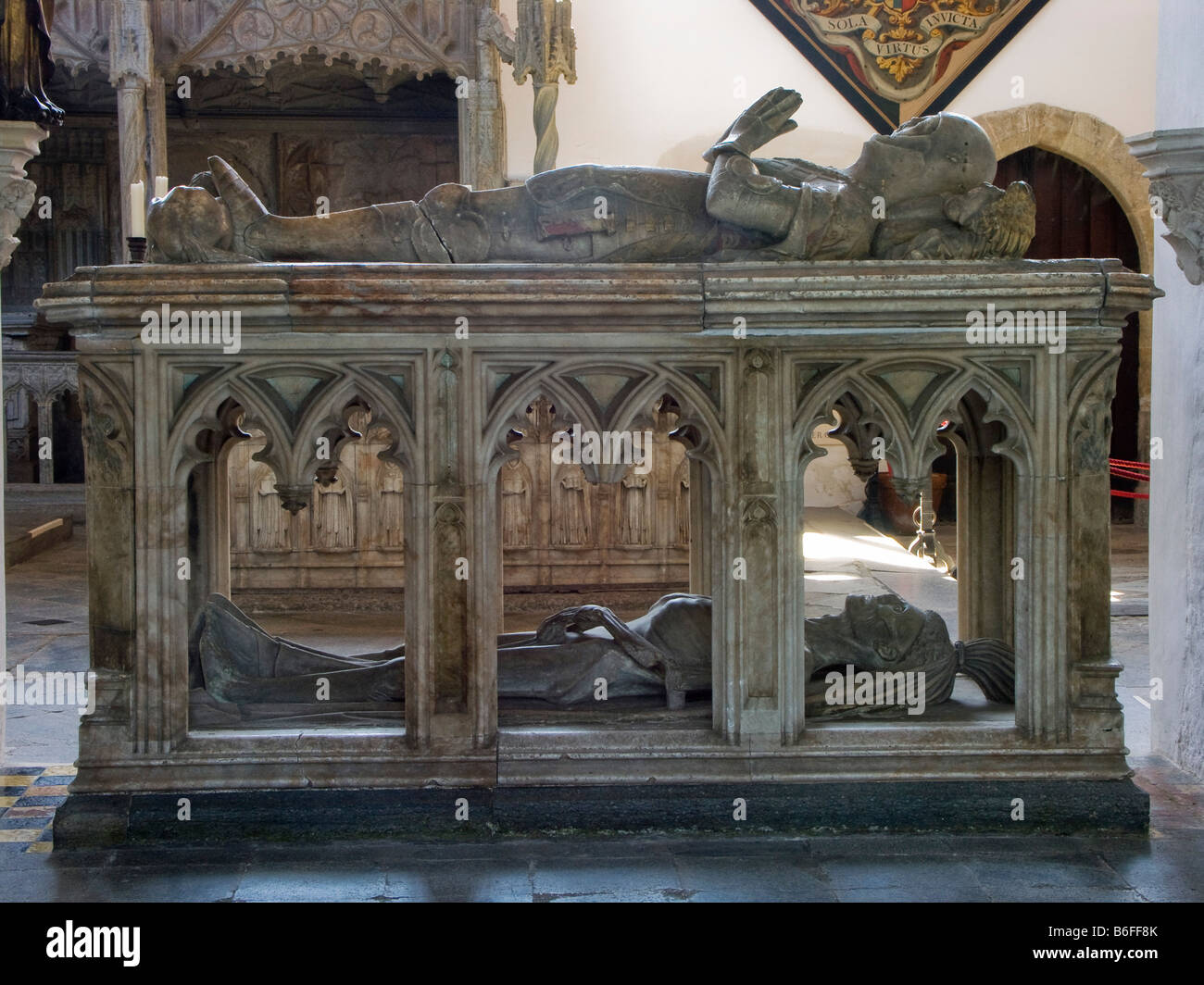 Die Fitzalan-Kapelle, Arundel Castle, West Sussex, Großbritannien. Das "Kadaver"-Grab des 7. Earls of Arundel, c1434, mit seiner Effigie oben und seiner Leiche unten Stockfoto