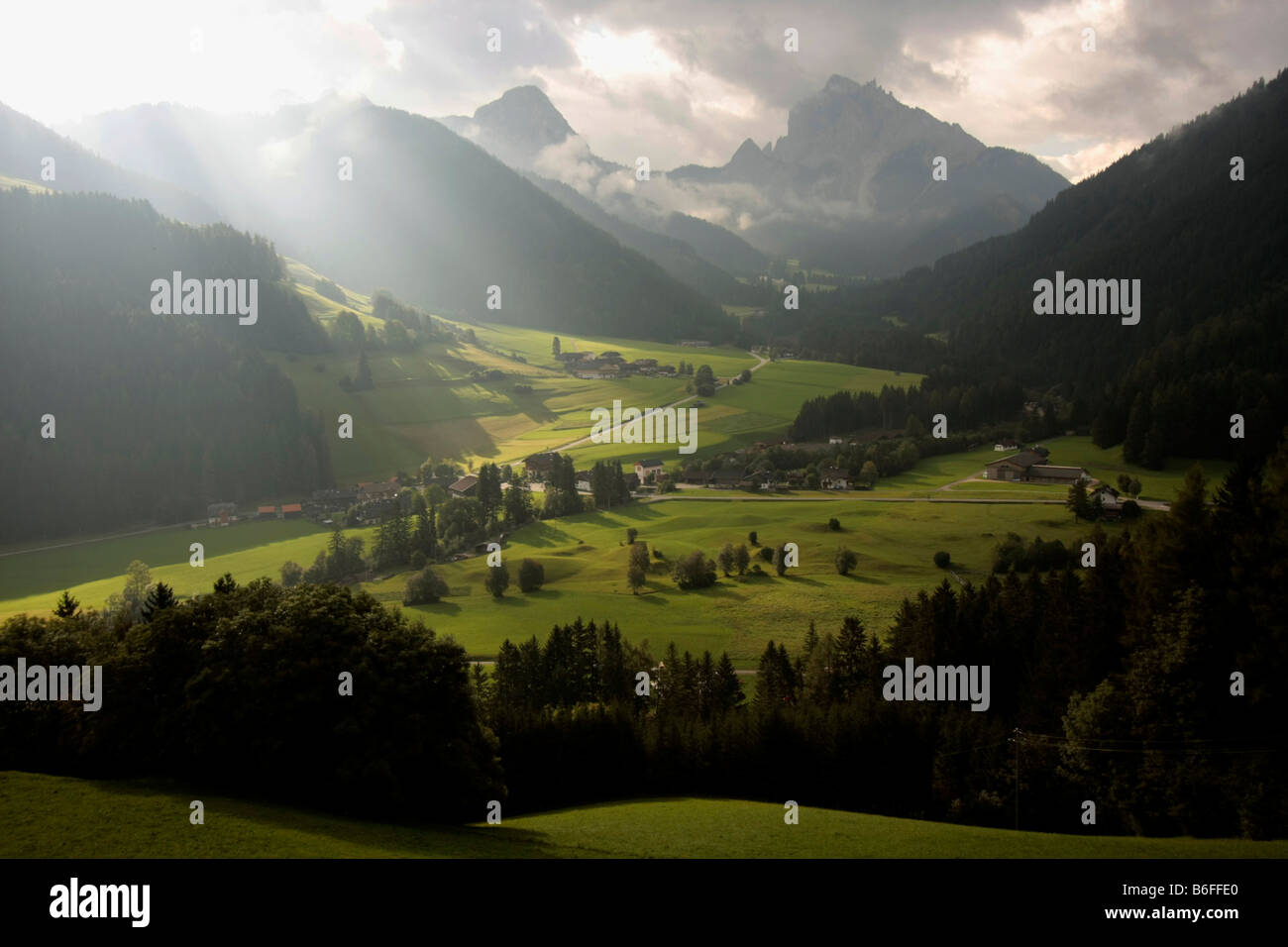 Stimmungsvolles Ambiente durch Wolken und Sonnenstrahlen im Wildsee Tal, Alto Adige, Italien, Europa Stockfoto