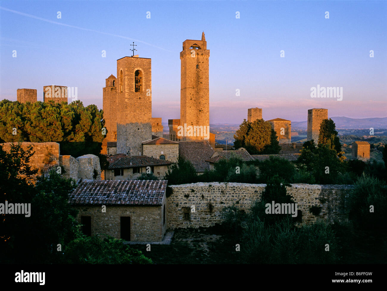 Torre Grossa Turm in der Mitte der anderen Türme in San Gimignano, Provinz Siena, Toskana, Italien, Europa Stockfoto