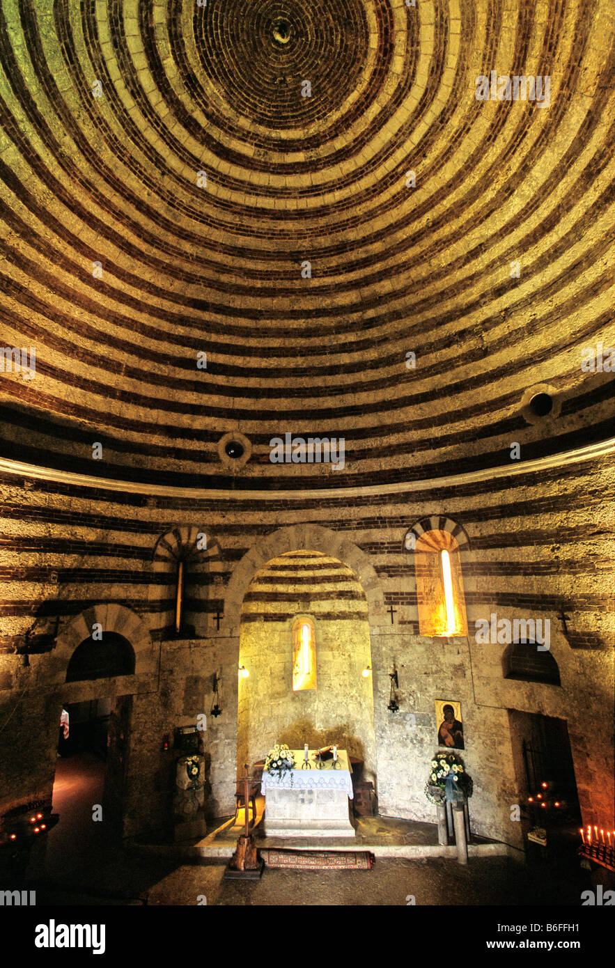 Gewölbte Dach Capella di San Galgano, Kapelle von Montesiepi in der Nähe von Chiusdino, Provinz Siena, Toskana, Italien, Europa Stockfoto
