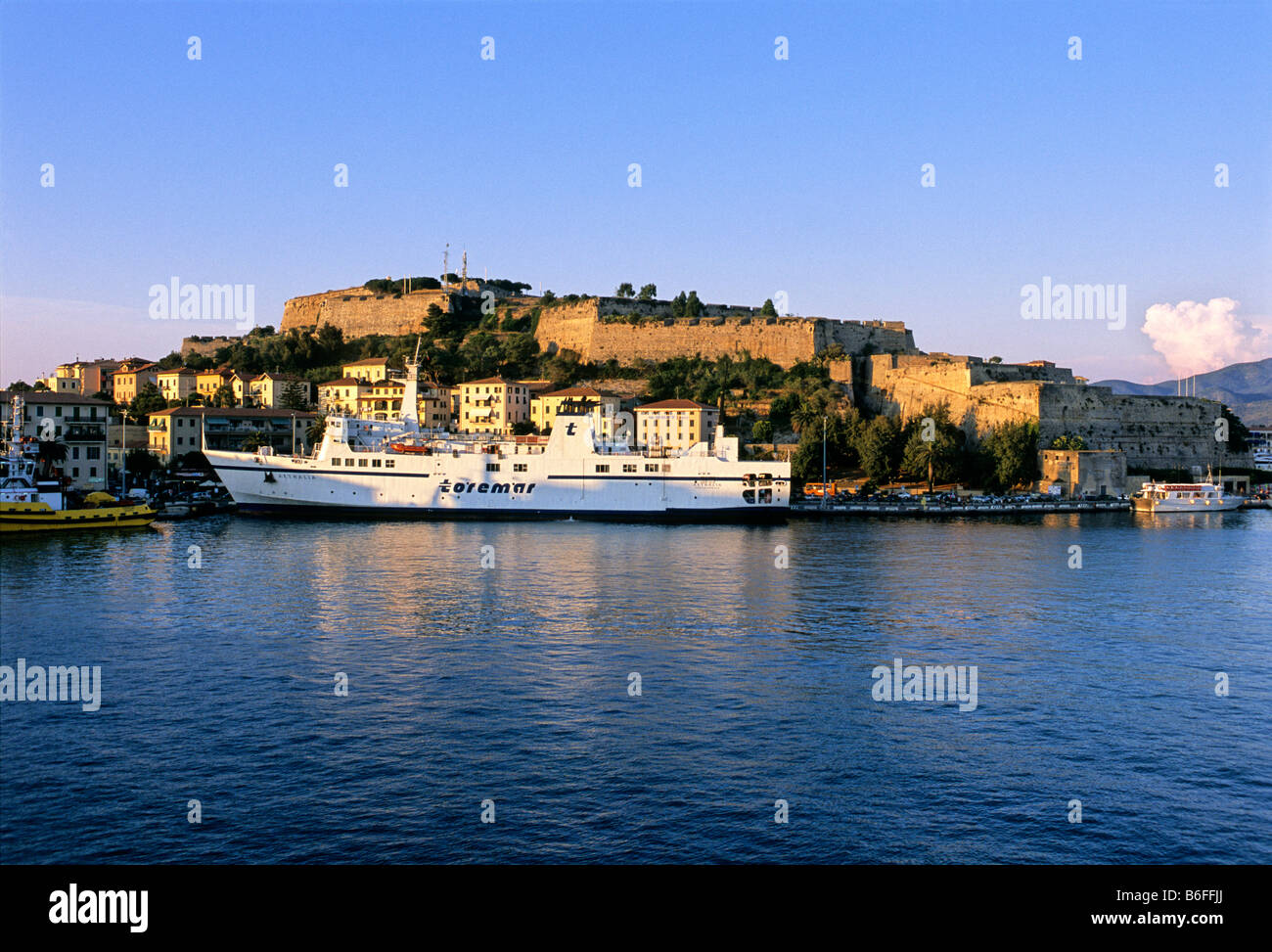 Fähre, Fährhafen, Befestigungen, Forte Falcone, Portoferraio, Insel Elba, Provinz Livorno, Toskana, Italien, Europa Stockfoto