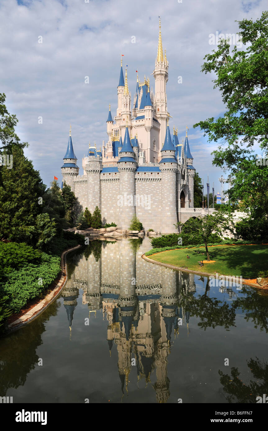 Disney-Schloss in Orlando Florida mit Reflexionen auf dem Wasser Stockfoto