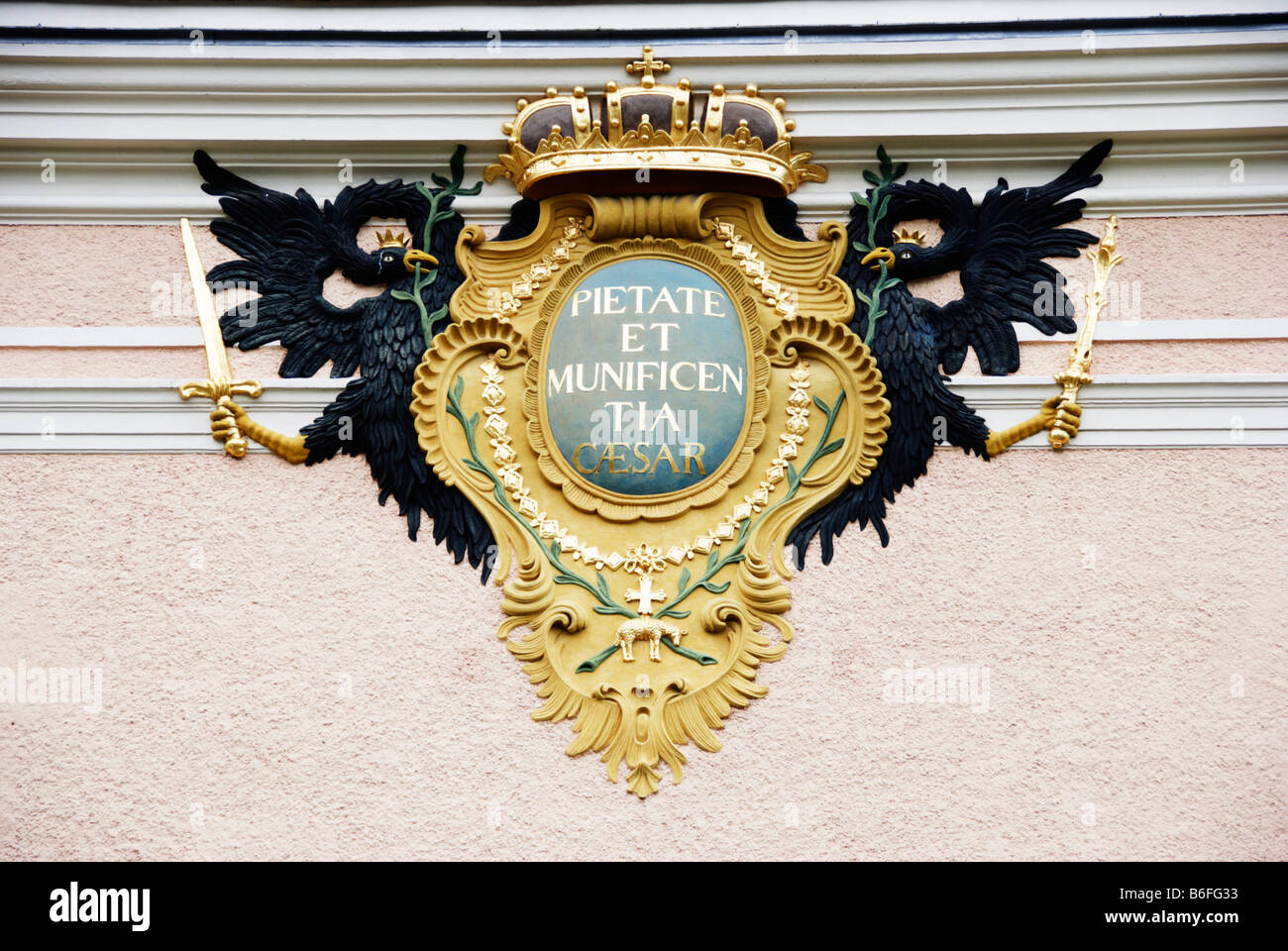 Adler-Ornament mit Inschrift Pietate et Munificentia Caesar, Außenwand des Bad Ischl Kirche, Upper Austria, Europe Stockfoto