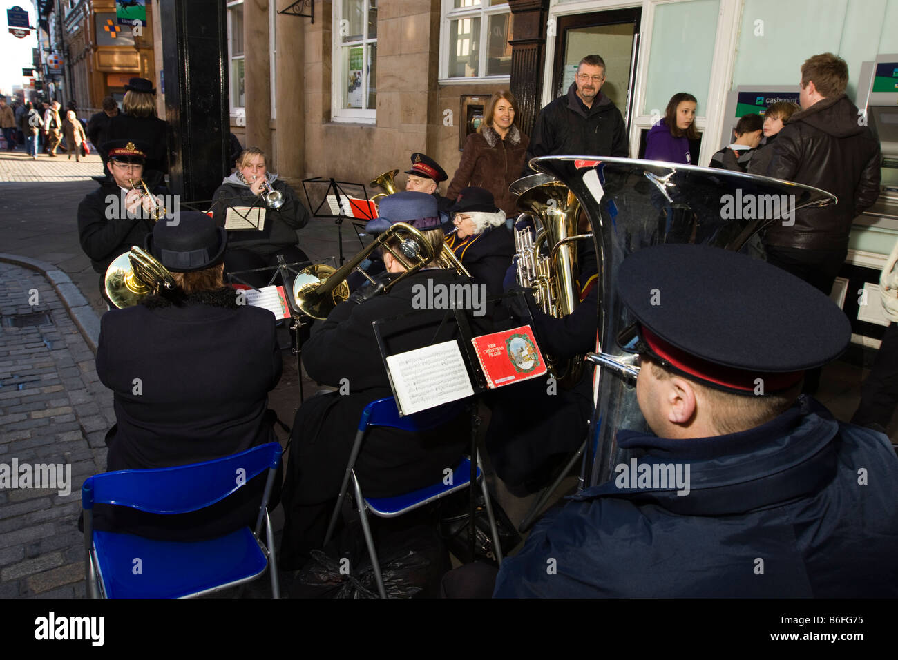 UK Cheshire Chester Stadtzentrum am Weihnachten Salvation Army Band spielt in der Eastgate Street Stockfoto