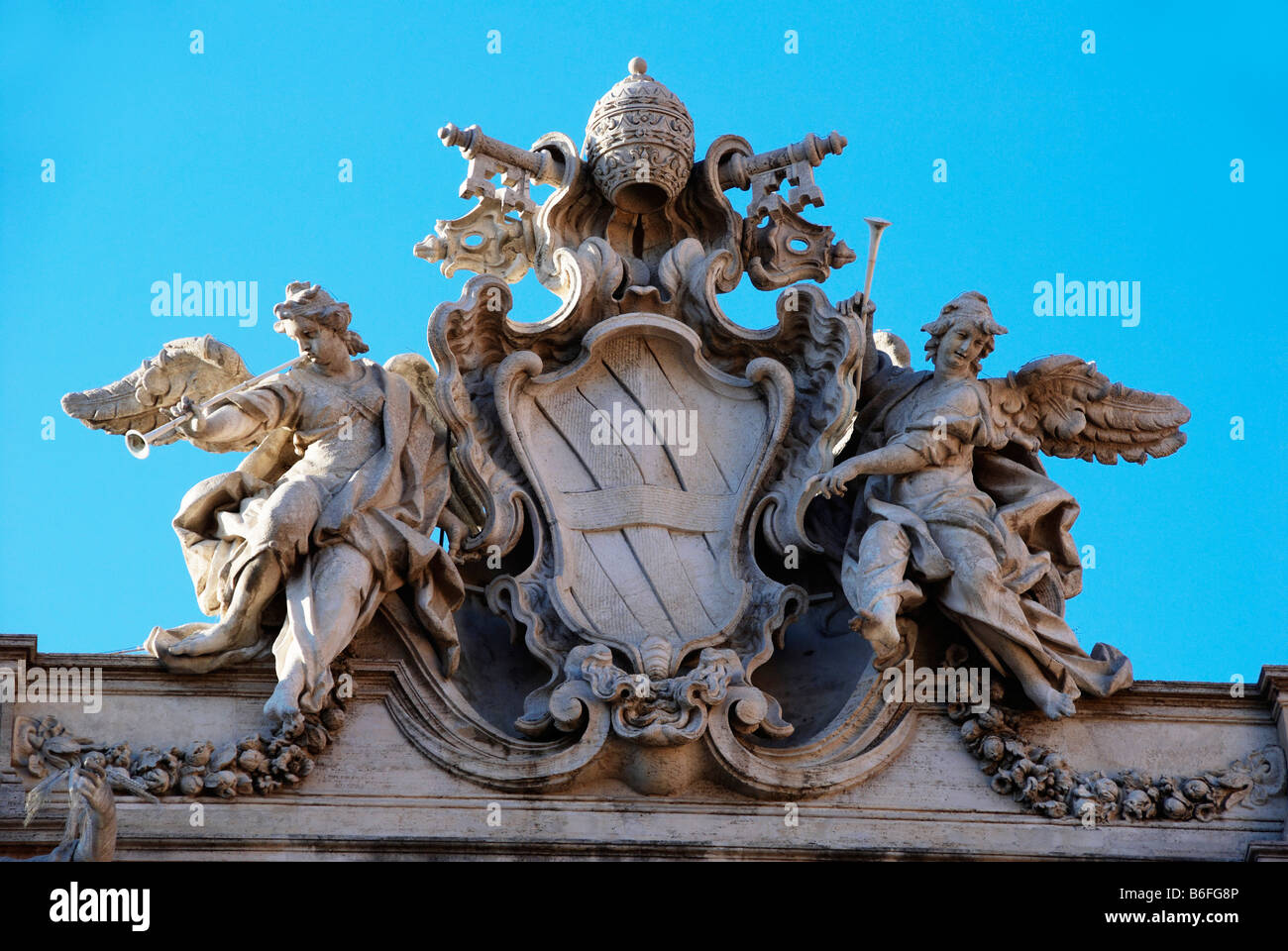 Dekorative Statue über den Trevi-Brunnen oder die Fontana di Trevi, Rom, Italien, Europa Stockfoto