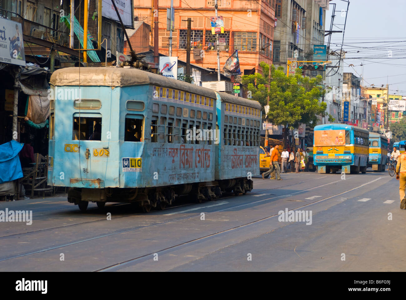 Straßenbahn in einer Norden Kolkata-Straße Stockfoto