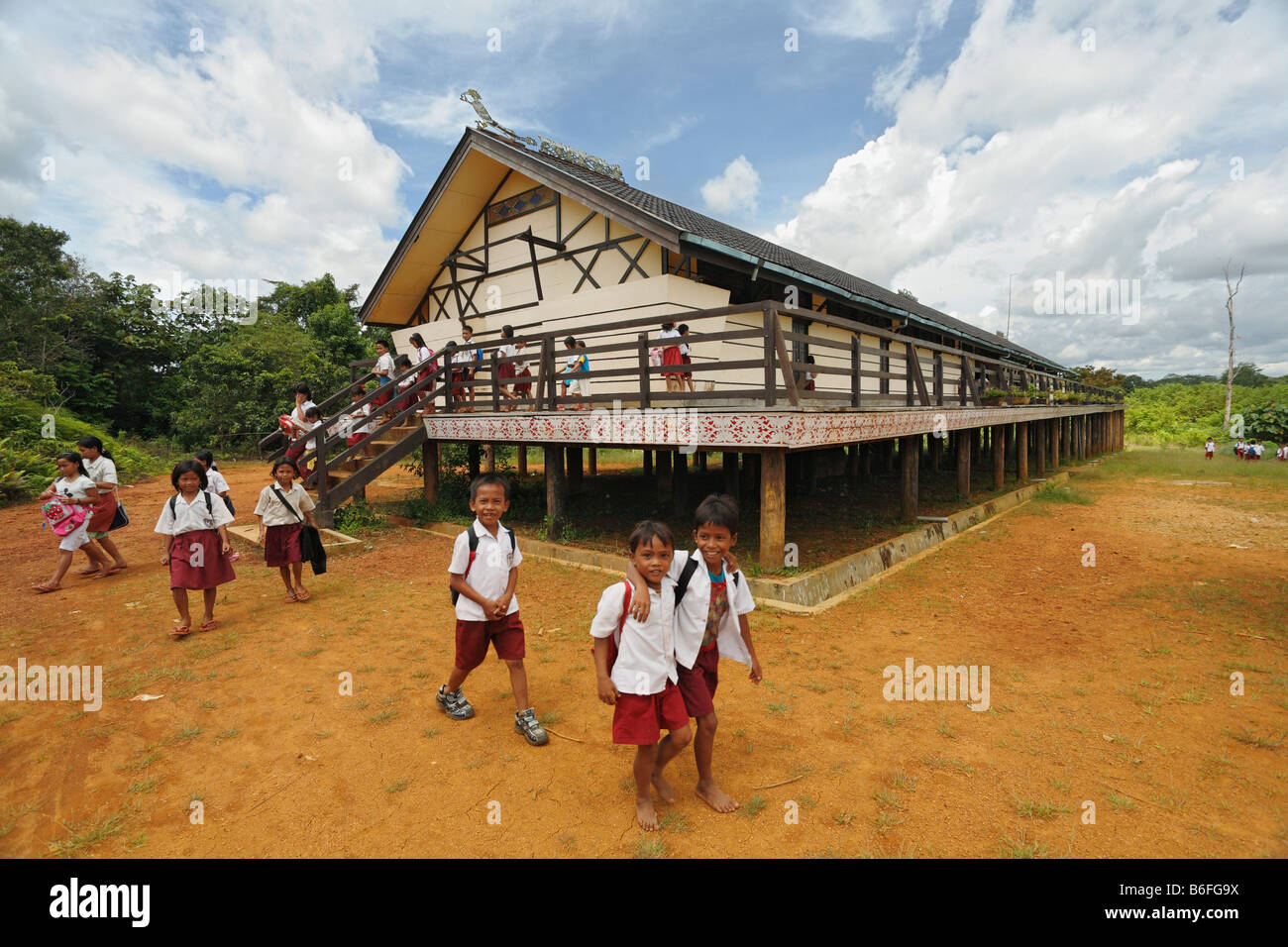 Dayak Kinder verlassen das Dorf Schulhaus, Kapuas Hulu, West Kalimantan, Borneo, Indonesien, Südostasien Stockfoto